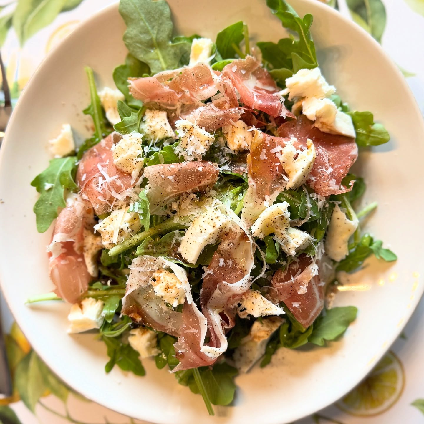Eating in doesn’t have to be boring! I’ve had a salad just like this at a restaurant so many times but it was so easy to make at home (especially when going out isn’t an option!) Arugula, prosciutto, fresh mozzarella, basil olive oil, balsamic vinegar, fresh cracked black pepper and freshly grated Parmesan cheese. So simple, so delicious 😋 @brunositaliandeliandmarket @farmsteadmarketandcellar @oliviaevoo @belgioiosocheese
.
.
#salad #dinner #restaurantquality #diningathome #homemade #homecookedmeal #homecooking #homecooked #cheese #yum #yummy #delicious #deliciousfood #easy #easyrecipe #easymeals #recipe #recipes #food #cooking