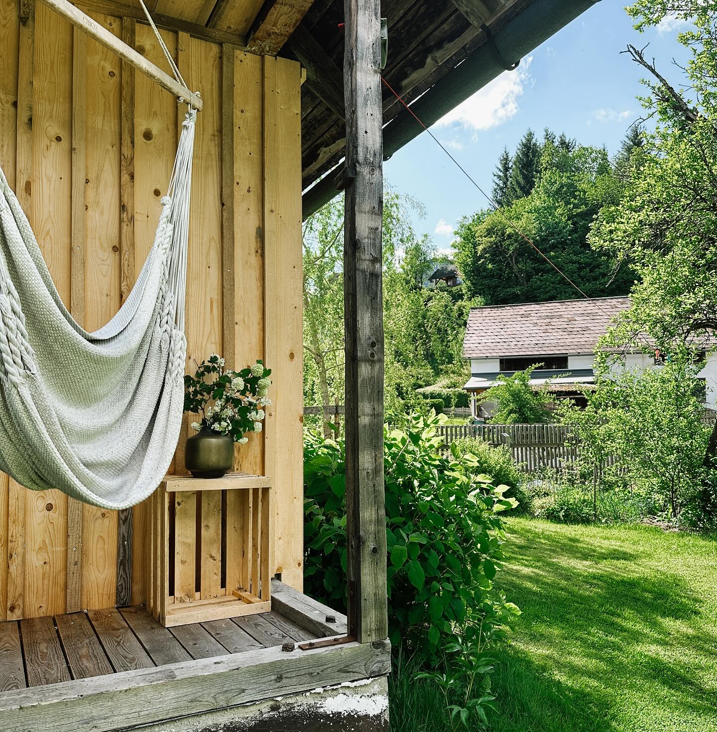Ich lieb den Frühling so sehr in seiner vollen Intensität. Von einer Woche auf die andere ist nichts mehr wiederzuerkennen und alles blüht und ist so üppig grün.
Für die Gartenpausen brauchts dann die schönsten Platzerl. 🫶😍🪴
#blumendieanmorgendenken #gärtnern #flowerbauer #spring #mood #gardening #gardenlife #blühmelei