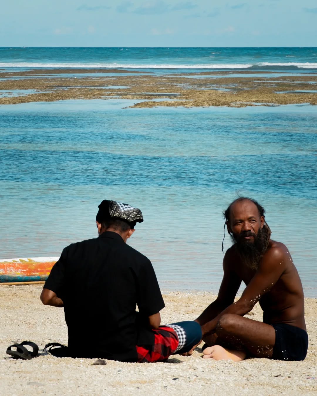 🌺A Bali 🌺no le hice muchas fotos📸, porque estar allí ha sido efímero; allí fue de aprender a ser mejor viajera y recordar ser más consciente de que cada acción♻️ puede traer cosas bonitas y no tan bonitas en los lugares que visito, de seguir alimentando mi curiosidad, porque hay veces que uno va en esta vida en piloto automático.
♥️El amor es propio, y esa llave 🔑la tenemos nosotros, y si no tenemos la humildad de abrir esa puerta, ni recorriendo cada esquina de este mundo🌏, ni estando en casa, ni estando lleno de mil cosas de marca🛍👠, se abrirá esa puerta. De tener en cuenta más el consejo de don Héctor... vivir más el presente y no planear tanto el futuro, porque el no tener el control de todo es lo que hace la vida más bonita💙
Estas dos fotos representan para mi lo que fue estar allí 🍃