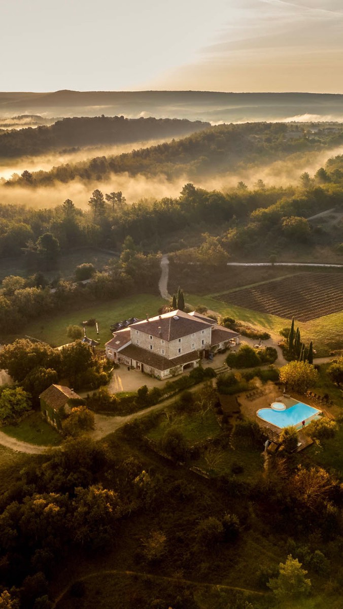🌫️ Nebel liegt über der Ardèche… geheimnisvoll, still. Und mitten darin – frei und klar auf seiner Anhöhe – das Domaine du Frigoulet. Ein Rückzugsort, der sich wie ein Geheimtipp anfühlt.
Es lichtet sich bald – und was bleibt, ist Weite, Ruhe und das Gefühl, tief durchatmen zu können.
Hier ist es, als würde die Welt kurz innehalten.
Hier möchte ich bleiben. 🤍