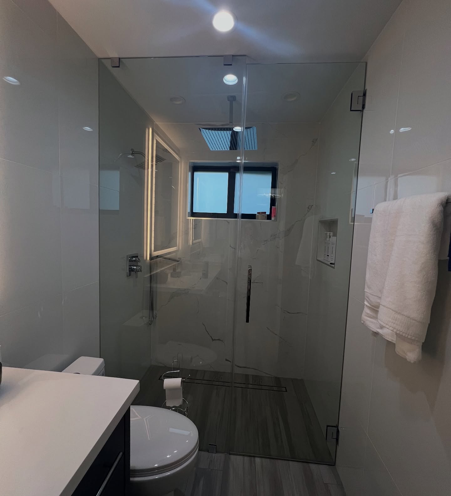 We do glass! Shower doors, mirrors, impact windows & doors, non-impact windows, window glass, office partitions, storefronts, window glass replacements, window resealing and more in Miami.
5 star rated and proven to provide the quality you deserve! Call us today! 786-586-3156