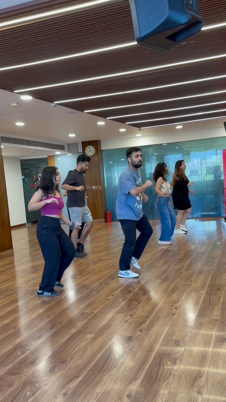 Stepping into the spotlight, one shine at a time - Bachata never looked this smooth! 🤩🤩
#bachatadancing #bachatashines #bachata #labailavista #latindance #latincommunity #dancecommunity #shines #bachatafoorwork #bachatamoves #bachatafusion #bachataflow #bachatadancers #bachatamoves