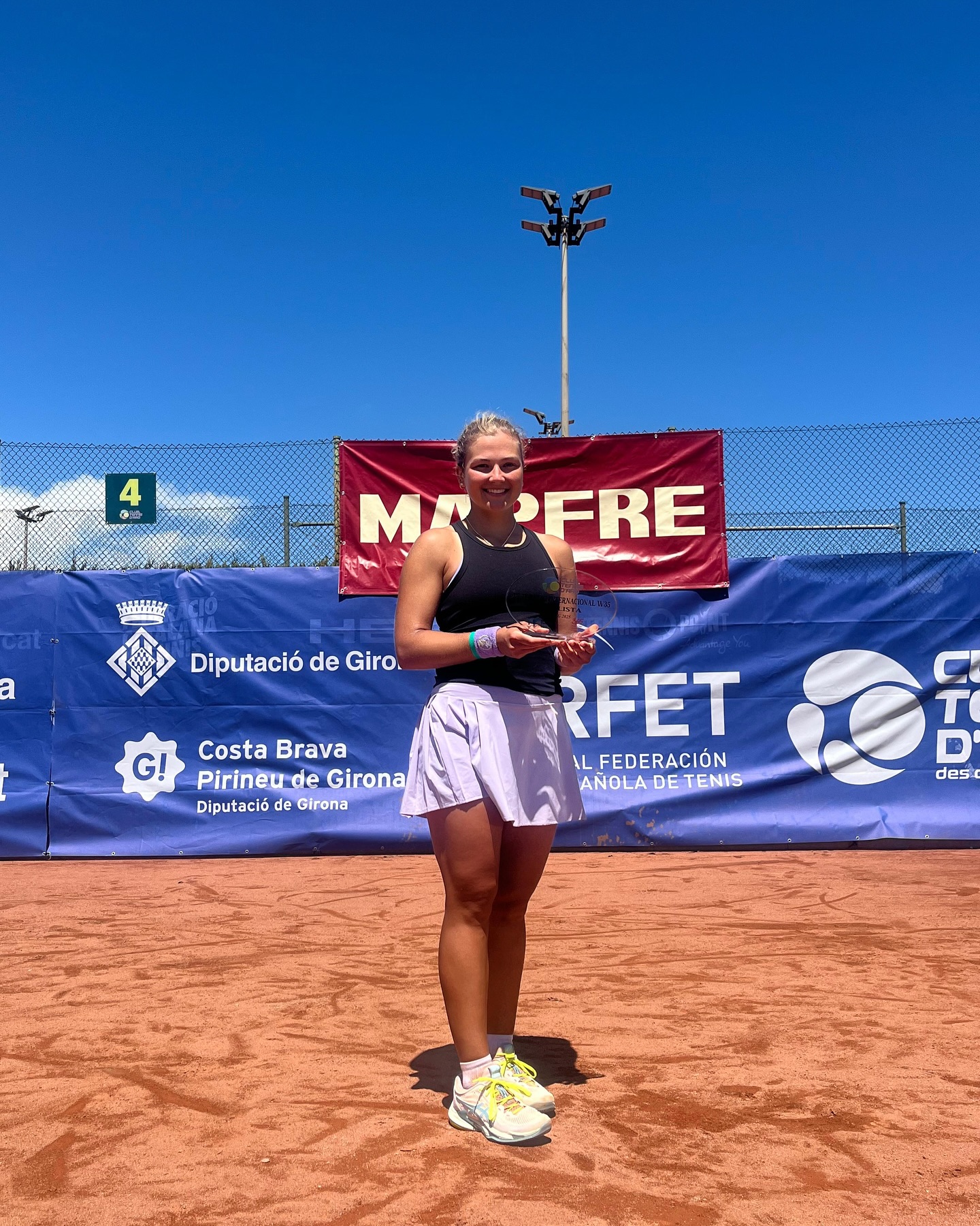 What a fantastic week for @jenny.duerst !🥈 Finalist in singles and with @valentinaryser as doubles champions at the W35 in Platja d’Aro – what an achievement! 🏆🚀 Despite the rain and plenty of Bocadillos, she gave her best performance and impressed us all once again.
A huge thank you to @conny_perrin for the amazing support! 🙏💪
Now off to Sweden for another 35k tournament! 💥
#aim2x #findways2win #tennis #tennislife #swisstennis #teamwork #swisssuccess #futureisbright #onwardsandupwards #tennispassion #w35 #doublewin #swissathlete #tennissuccess #trophyhunt #nextchapter #tournamentlife #grateful #sportsjourney #togetherwewin #keepfighting #believeandachieve #chasingdreams #tennisfamily #neverstopexploring #nextstopSweden