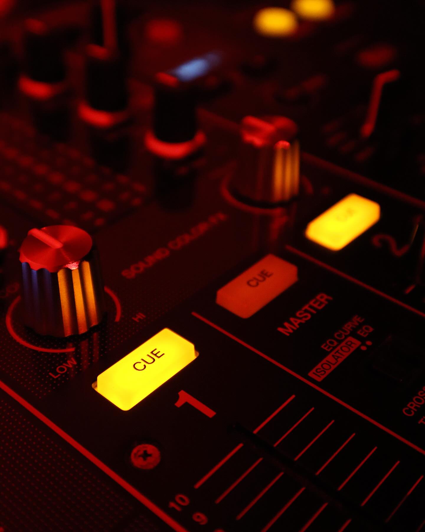 Schon mal von der Cue-Funktion gehört?
Damit kannst du am Mischpult Songs vorhören, ohne dass das es auf der Tanzfläche jemand mitbekommt. Perfekt, um den nächsten Track reinzuhören, Beats zu timen und smoothe Übergänge vorzubereiten – alles nur auf meinen Kopfhörern - für den besten Mix 🎧#dj #fürth #nürnberg #mittelfranken