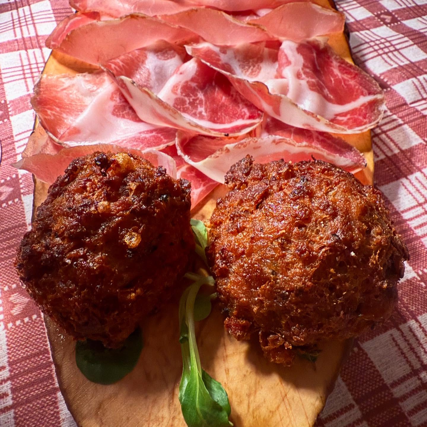 #daRossino i nostri mondeghili sono più di semplici polpette: sono un abbraccio caldo della tradizione brianzola. Preparati con passione portano in tavola i sapori autentici di una volta. Serviti con la nostra giardiniera fatta in casa, sono l’antipasto perfetto per iniziare un viaggio nei gusti della nostra terra. 
Venite a trovarci e lasciatevi coccolare dai sapori genuini della Brianza. 
#CascinaRossino #IlRusticoCheCiPiace #Mondeghili #TradizioneBrianzola #SaporiAutentici