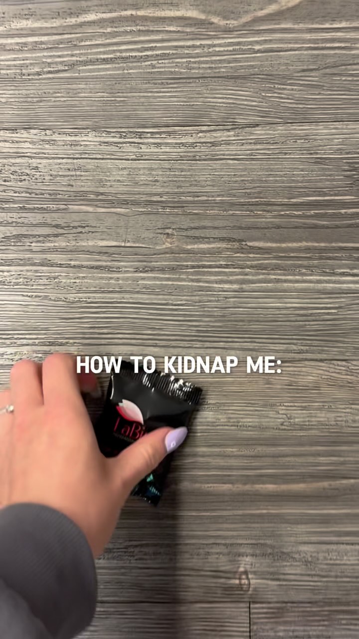 How to kidnap me?
Einfach ein Set Brow Mapping Threads, eine Hautpflege und ein unberührtes Pigment-Set auf den Boden legen! 😂
Ich bin schneller unten als dein alter Brow-Stift nach ’nem Regenschauer. ⛈️☔️
#HowToKidnapMe #PMUArtistLife #BrowsBeforeBros #PermanentMakeupAddict #PMU #PermanentMakeup #PowderBrows #OmbreBrows #NanoBrows #PMUArtist #BrowGoals #BrowsOnFleek #PMULips #LipBlush #BeautyTattoo #WakeUpWithMakeup #FlawlessBrows #PMUGermany #PMULove #HealedResults #BrowTransformation #PermanentBrows #CosmeticTattoo #MachineBrows