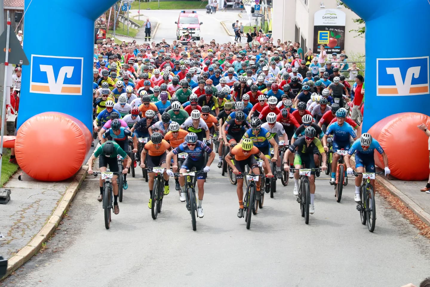 🎯Werde jetzt Sponsor vom Tag des Sports am 19.07.2025!
Zeig, was dein Unternehmen draufhat – als Gold-, Silber- oder Bronze-Sponsor bist du mittendrin statt nur dabei!
🚴🏃♂️Hohe Sichtbarkeit, starke Community, echtes Engagement – sei Teil eines Events, das begeistert und bewegt.
💬Interesse? Dann schreib uns gerne eine Mail an tourismus@neureichenau.de und sichere dir deinen Platz bis 22.05.2025!
Wir zählen auf dich!💚
Mehr Infos erhältst du unter www.tag-des-sports.eu 💻
#tagdessports #dreisesselgemeinde #quälspass #quälspassamdreisessel #dreisesselberg #dreisessel #spielspass #kidsrace #racenight #laufen #mtb #walken #bergrennen #sponsorwerden #sponsor