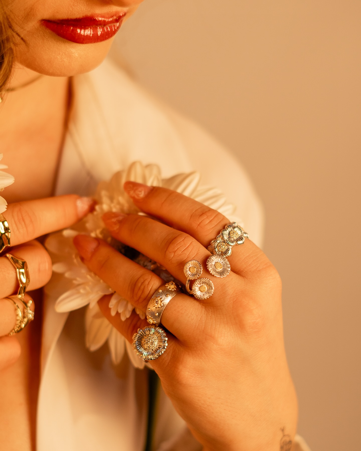 Floralis & tutti i nostri anelli margherita sono disponibili sul nostro shop www.nicarejewels.com✨
#jewels #jewelsaddict #jeeelslovers #jewelslover #modernjewels #nicaréjewels #jewelsinspiration #jewelstrend #jewelsoftheday #jewelstrendguide