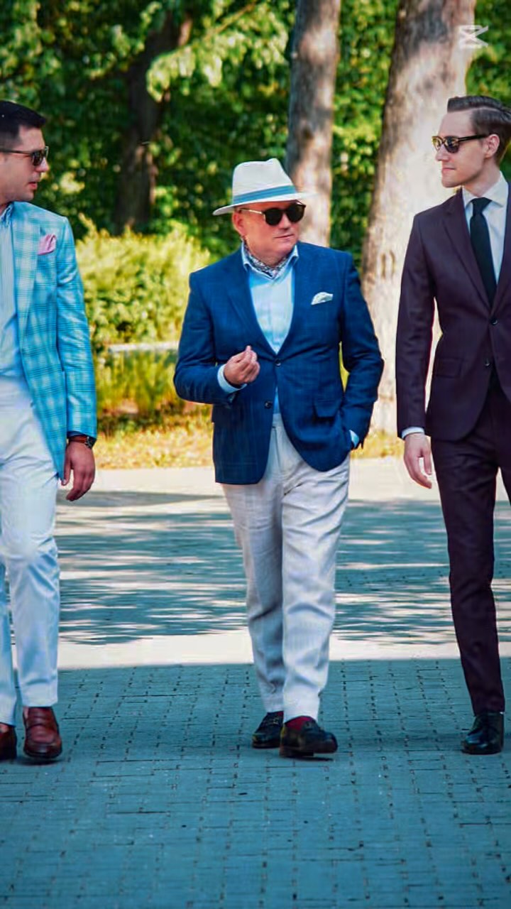 Ismét hárman a budapesti stílust képviselve. ✌️
Three once again representing the Budapest style. ✌️
@tothbarnabas.stilus
@amolnarzoli
@tiborstiluslapja
#tiborstiluslapja #stílus #stílustippek #tsl #stílustanácsadó #ootd #fashionblogger #budapest #styleformen #gentelmanstyle #gentlemens #suits #reelstyle #mfw #pfw #like4like