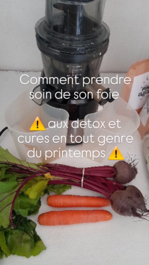 Le foie est un organe central pour notre corps. Il assure de nombreuses fonctions, dont celle d'épurer l'organisme (fonction détox). C'est pourquoi on qualifie le foie d'organe émonctoire.
On pense bien faire, lorsqu'au printemps on fait une cure derox à base généralement de radis noir, d'artichaut, et autres plantes amères (qui stimulent la vidange du foie) mais:
🔅 Le foie se détox en 3 phases: les plantes amères vont drainer les déchets (phase 1), ces déchets forment ensuite ce qu'on appelle des produits intermédiaires très toxiques et pro oxydant, qui doivent se conjuguer (subir des réactions de conjugaison = phase 2) pour aboutir à la formation de substances hydrosolubles (phase 3) et être éliminées facilement par les reins et dans les selles.
➡️Apporter des éléments qui ne vont provoquer que la phase 1 s'en s'assurer d'apporter les vitamines et micronutriments nécessaires aux 2 autres phases est inutile
➡️ si votre foie est déjà affaibli, générer la phase 1 qui va créer des éléments toxiques sans que l'organisme ait ce qu'il faut pour aller jusqu'au bout de la detox va encore davantage fragiliser le foie qui devra détoxer ces toxines là (qui sont très toxiques) en plus des autres qui s'accumulent. Il peut mal supporter cette "détox"
➡️ c'est pourquoi il faut prendre soin de son foie toute l'année, en lui apportant les vitamines et minéraux dont il a besoin pour fonctionner correctement tous les jours, et non un mois de cure sur l'année :)
Bonus: Pensez également à votre santé intestinale. Lorsqu'on a un leaky gut (intestin poreux), une partie des éléments à éliminer passe la barrière intestinale et retourne alors au foie pour être filtrée à nouveau (puisque ce sont des déchets) activant des réactions immunitaires et de l'inflammation sur leur passage.
#naturopathie #foie #nash #cure #detoxdufoie #détox #micronutrition #santefeminine