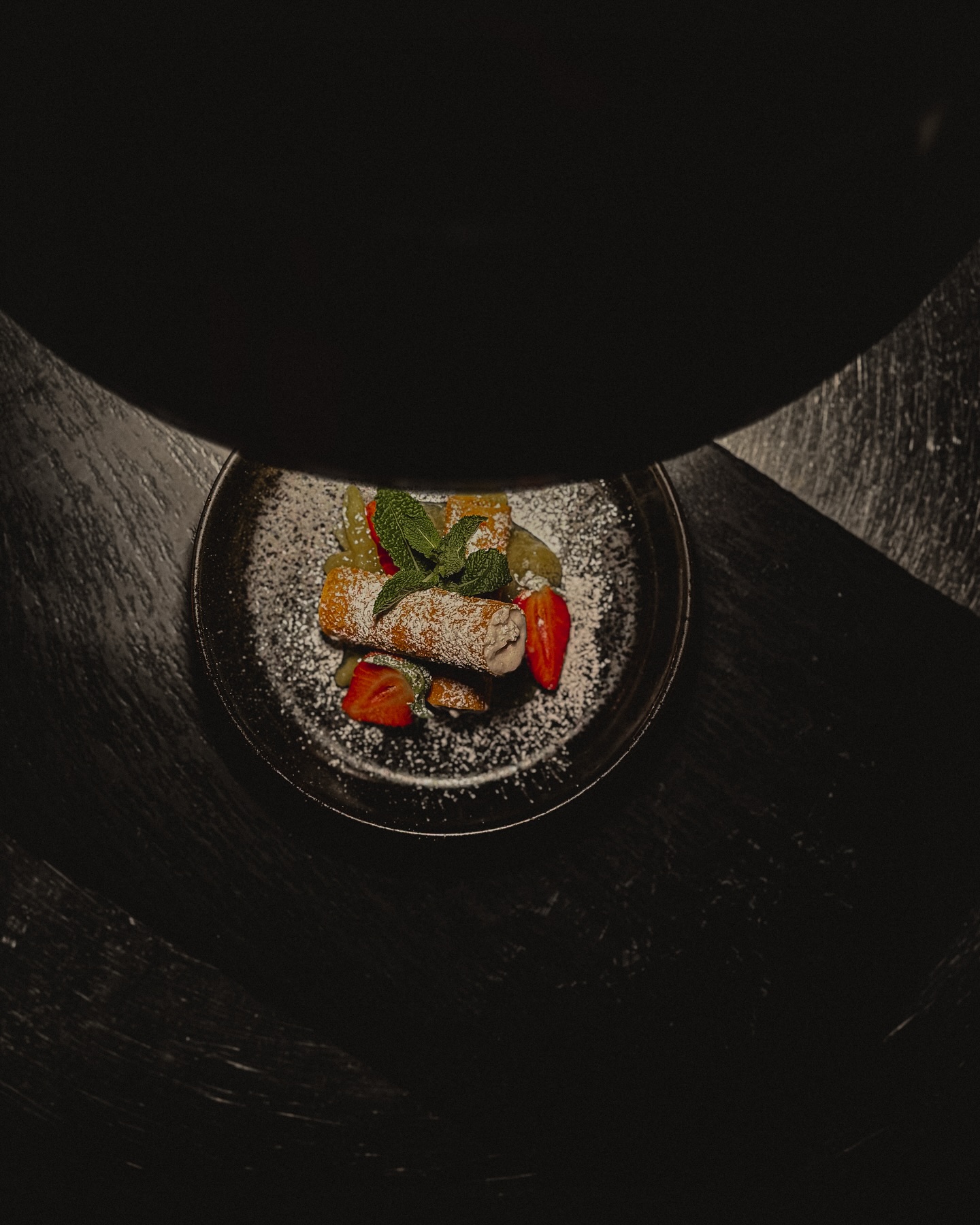 Süß, süßer - Wan Tan Röllchen 🍓
Für ein Dessert, ist einfach immer irgendwo ein Plätzchen frei! Vor allem wenn es aus Vanillecreme und Erdbeeren besteht.
#dessert #desserttable #dessertlover #dessertoftheday #saisonal #artofplating #restaurant #gastronomie #zwo20passau #passauliebe