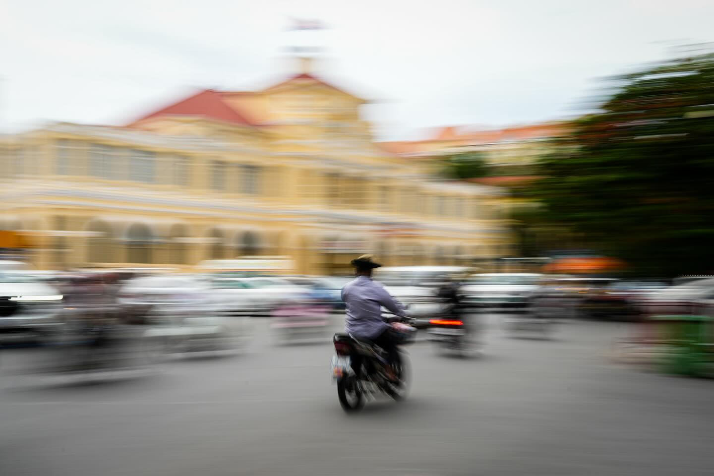 Panning with a long shutter in front of an old French colonial post office in Phnom Penh. This post office was built in 1895 and showcases French neoclassical architecture. It served as the central communication hub of Phnom Penh.
.
.
.
.
#humbletraveller #thisiscambodia #visitcambodia #lovecambodia #explorecambodia #phnompenhcity #phnompenhcambodia #phnompenhlife #phnompenhstreet #streetphotographycambodia #frenchcolonial #frenchcolonialarchitecture #frenchcolonialism