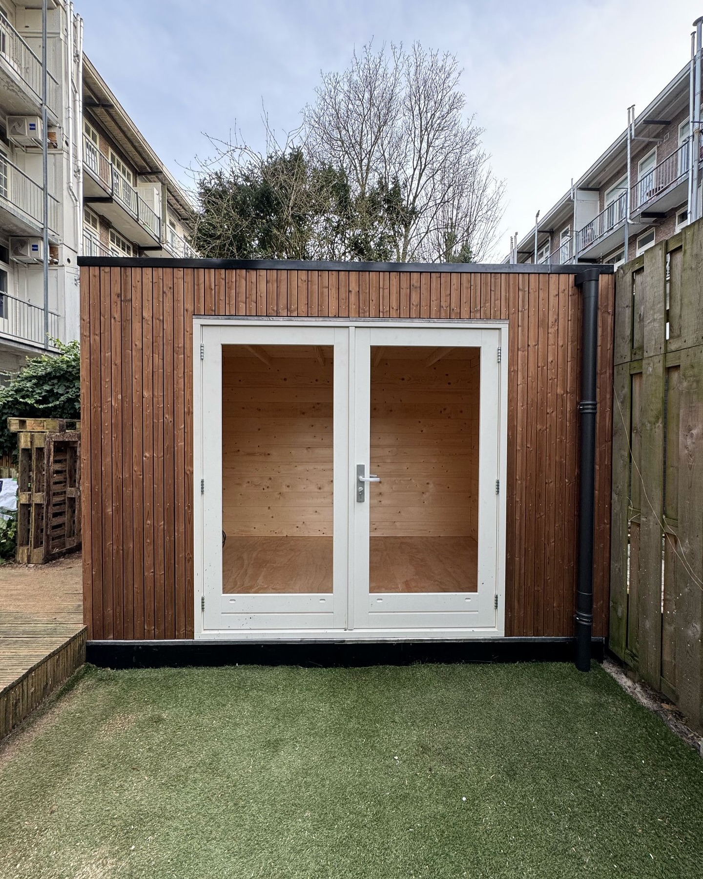 Ook extra ruimte nodig? Een van onze klanten heeft een leuke oplossing. Zij hebben in hun tuin een overdekte ruimte gemaakt, een klein huisje.
Er is gekozen voor zoveel mogelijk glas, zodat het lekker licht is binnen en in de zomer kunnen de deuren wijd open gezet worden.
Bent u ook opzoek naar kozijnen voor uw project? Bekijk onze website of stuur ons een berichtje voor de mogelijkheden.
#kozijn #tuinhuis #EdvanDuinKozijnen #Tuinkantoor #wooninspiratie #Tuindeuren #zomer #Wonen