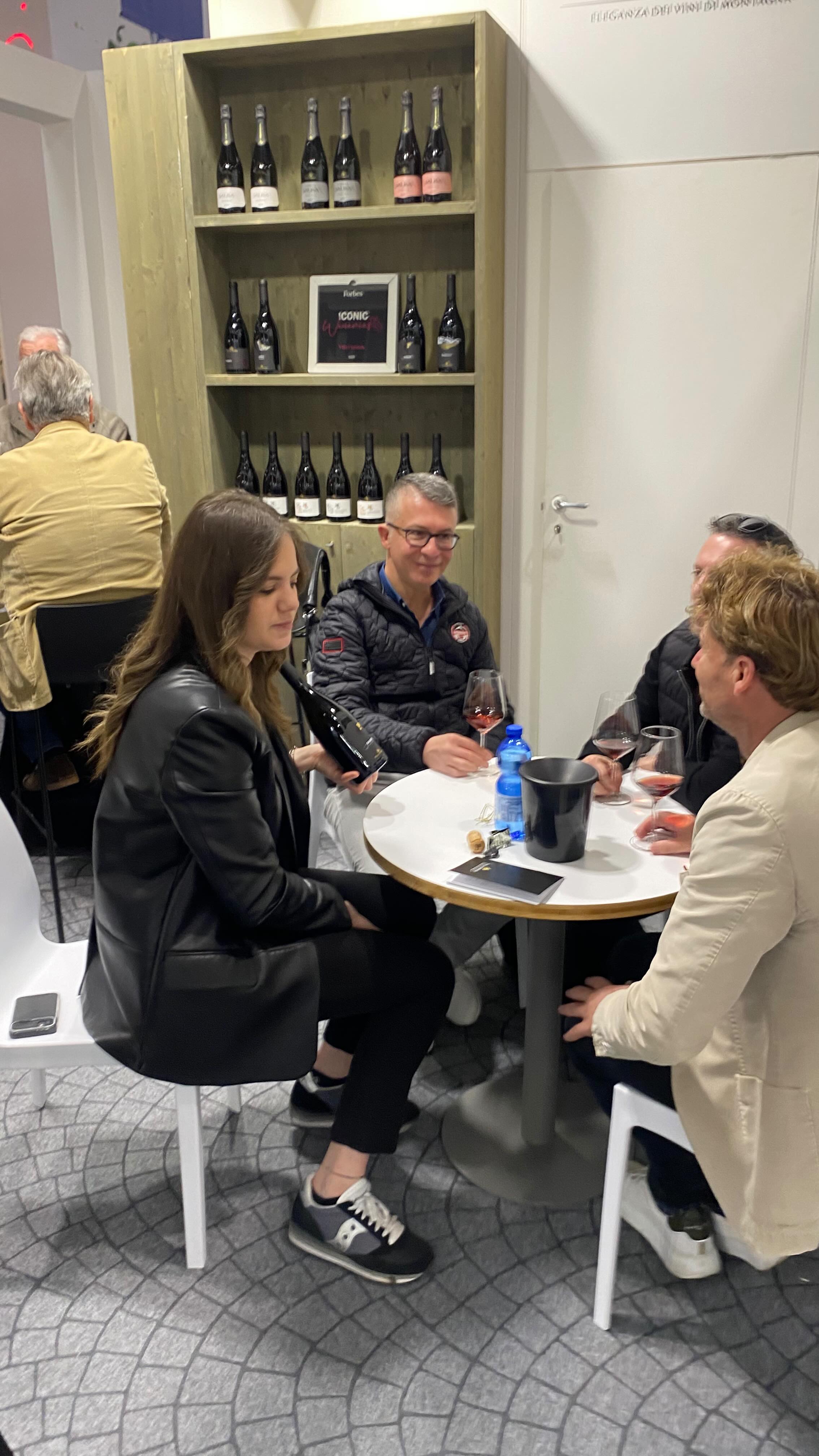 Grazie @trentinoandwine per questo breve excursus sul nostro territorio e sulla #VallediCembra in occasione di @vinitalyofficial. La nostra @lindaapellegrinii ci spiega Kròz Bianco e il suo significato per noi.