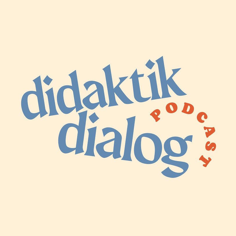 Willkommen!
Im @didaktikdialog dreht sich alles um Unterricht, Forschung und die Frage, was gutes Lehren und Lernen ausmacht – vom Klassenzimmer bis zum Seminarraum. Ich möchte wissenschaftliche Erkenntnisse und Praxiserfahrungen greifbar machen und spannende Einblicke hinter die Kulissen der Didaktik geben.
In meinen Gesprächen treffe ich Menschen, die nicht nur Unterrichtserfahrung mitbringen, sondern auch in Fachdidaktik oder Lehr-/Lernforschung promoviert haben. Wir sprechen über ihre persönlichen Zugänge, ihre Erfahrungen und darüber, was sie antreibt.
Ich freue mich darauf, diese Reise hier mit euch zu teilen!
#didaktik #lernforschung #bildung #unterricht #fachdidaktik #podcast