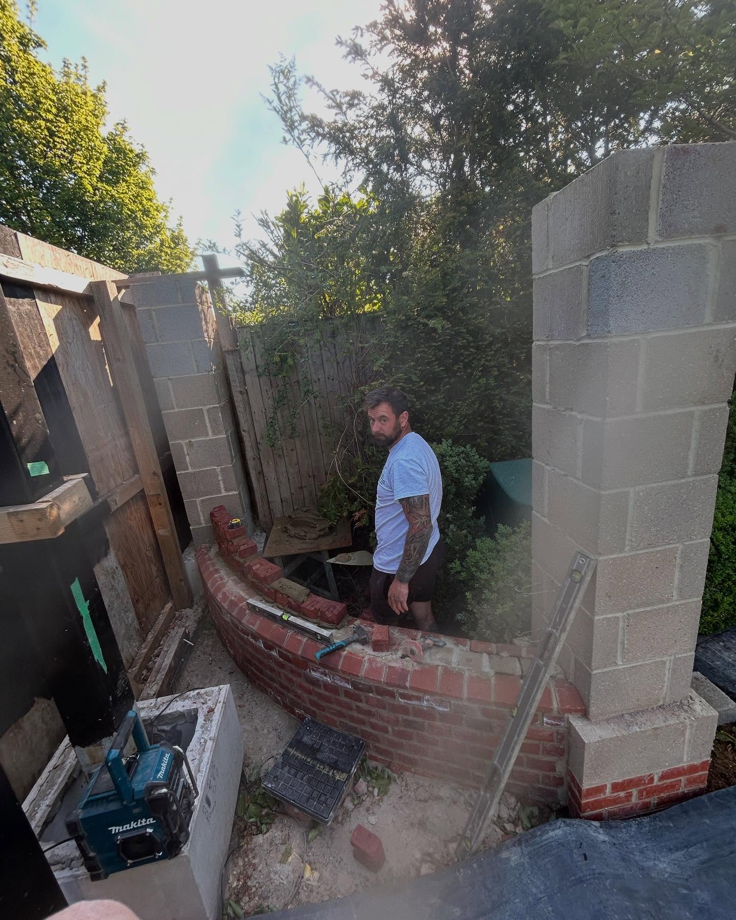 Another day another curved wall 🤣🤣 this building myself in!! #djjprojectsltd #dayinthelifeofabricklayer #goldentrowel #generalbuilders #essexbuilders #buildersofessex #buildersofinsta #extensions #refurb #newbuilds #bricklayers #essexbricklayers #bricklayersofinstagram #steelstructure #steelfabrications #guildofmastercraftsmen #carpentry #projectmanagement