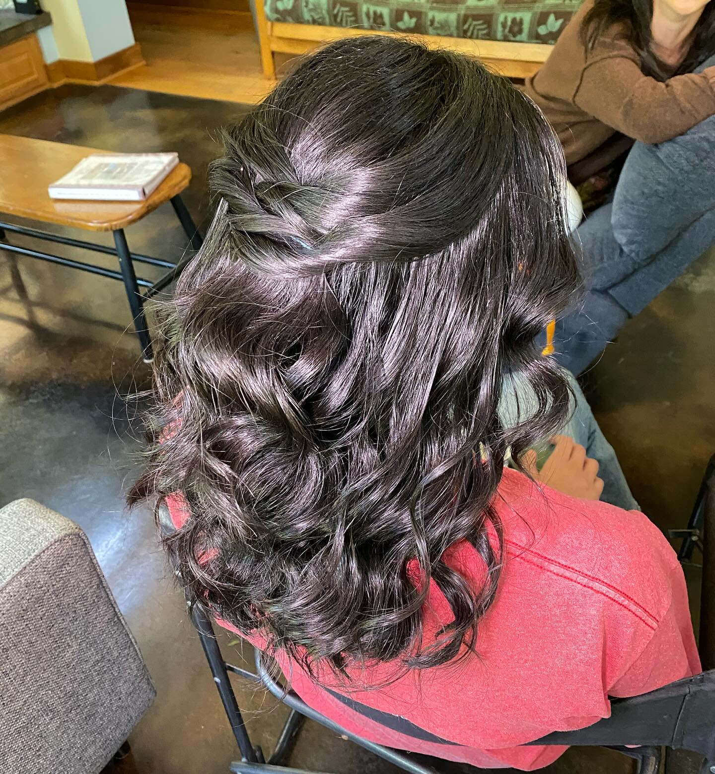Dark hair half up,half down style🖤
I really love how shine dark hair gets with these kinds of styles. It always looks so healthy✨
#hairstylist #bridalhairstyle #halfuphalfdown #bridalinspiration