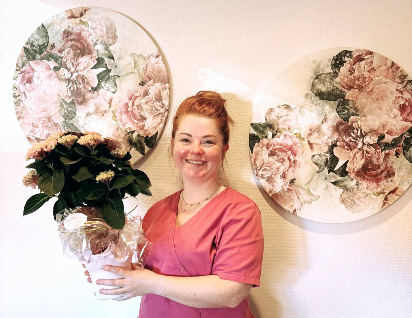 Moin, Moin!
„Es gibt so viele Dinge, die man mit Geld bezahlt. Wohl aber nicht mit einem Lächeln, einer Aufmerksamkeit, einem DANKE!"
🌸🌸🌸🌸
Heute durften wir Angelique gratulieren!
Ein Jahr bist du jetzt schon bei uns und verzaubert als Pflegehilfskraft die Klienten und uns mit deiner herzlichen Art!
Dein Wesen und deine Arbeitsbereitschaft mach dich zu einer ganz besonderen Mitarbeiterin.
Deine Kollegen können ohne Wenn und Aber immer auf dich zählen.
Danke das du uns vor 365Tagen gefunden hast und im Pflegeteam Steinfeld eine ganz besondere Leichtigkeit versprühst!
#berufunglebenmachtglücklich #quereinstieg
#einjahrmitdir #pflegeteamsteinfeld #ambulanterpflegedienst #zweifelüberwinden #schiksal #gutelaune #ganzvielherz
#pflege #pflegehilfskraft #wertschätzung #blumengrüsse #dankbar #weilpflegesovielmehrist
#zuhause #zuhauseleben #gemeinsampflegen