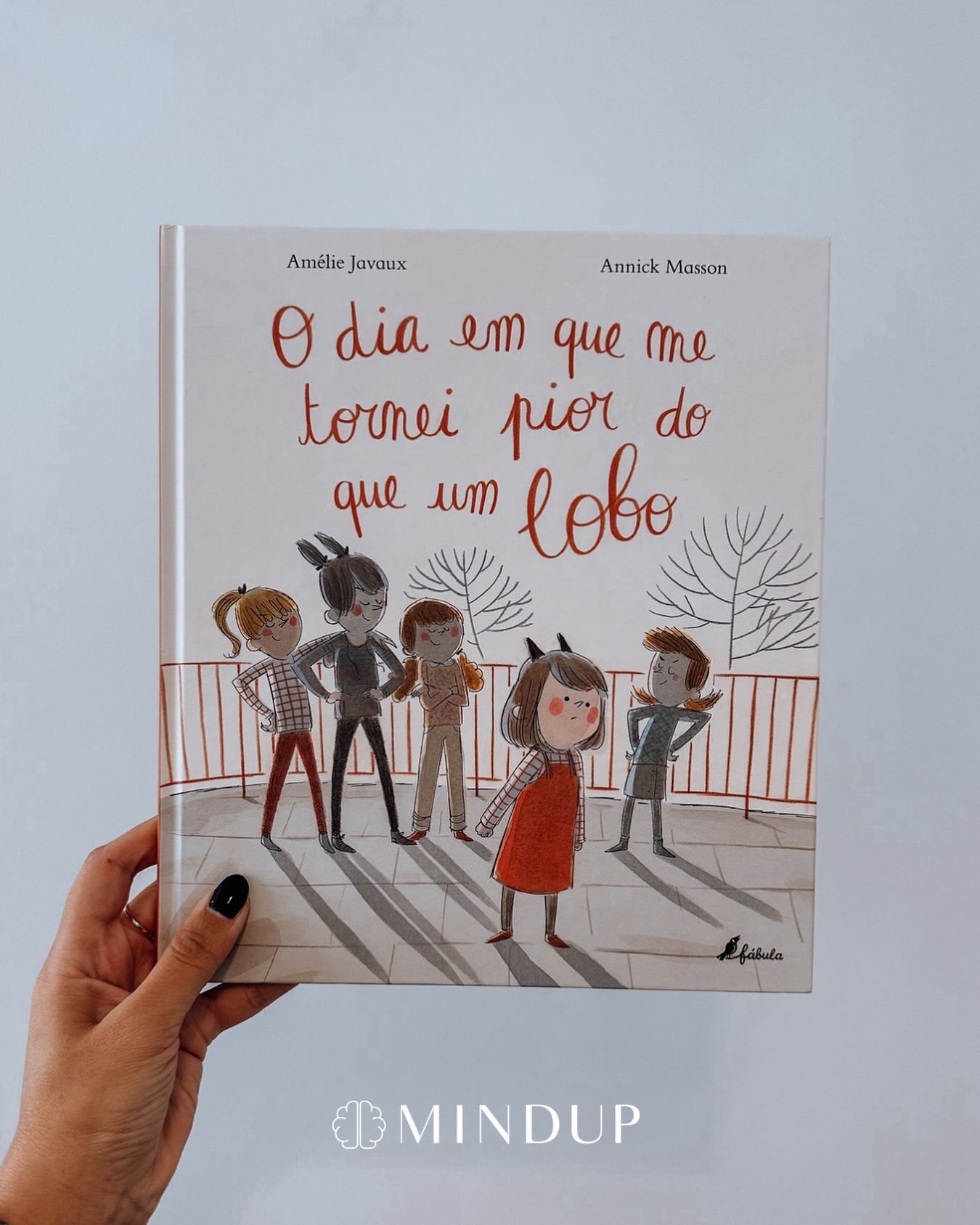 Descobrimos este livro muito recentemente e tem sido uma ferramenta ótima e facilitadora de diálogo e reflexão sobre um tema tão delicado: o bullying.
Aqui o tema é abordado pelos olhos de uma criança que cansada de ser gozada, decide tornar-se ela própria num “lobo mau”. Um livro sobre empatia, limites e impacto das nossas ações nos outros ❤️
#clinicamindup #psicologiaclinica #psicologiaadultos #psicologiaadolescentes #psicologiainfantil #emoções #lisboa#cidadedetomar