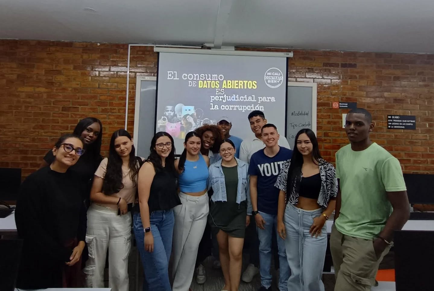 📍Presentamos las herramientas para el monitoreo a la inversión y contratación pública a los estudiantes de Contratación Estatal y Finanzas Públicas de @gobiernousbcali. 🖥️
Desde #MiCaliContrataBien seguimos comprometidos con acercar a la ciudadanía a información pública y fortalecer ejercicios de control social para el buen uso de los recursos. ✅
‼️Todos podemos ser vigías de lo público ✊🏽