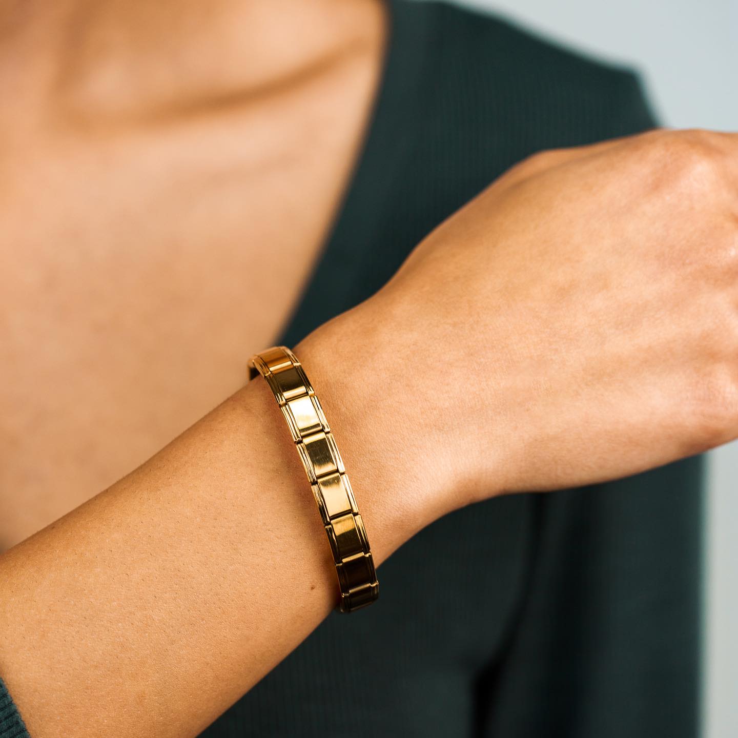 Slip on. Stretch out. Shine on.
Our all-metal stretch bracelet/watch band gives you the ease of elastic—without a single string in sight.
.
.
.
.
.
.
.
.
.
.
#seesea #lovefromthesea #waterproofjewelry #tarnishfreejewelry #goldjewelry #lajewelrybrand #lainfluencer #qualityjewelry #waterproofgoldjewelry #goldnecklace #jewelrystack #summerjewelry #cherryjewelry #pearljewelry #bubblejewelry