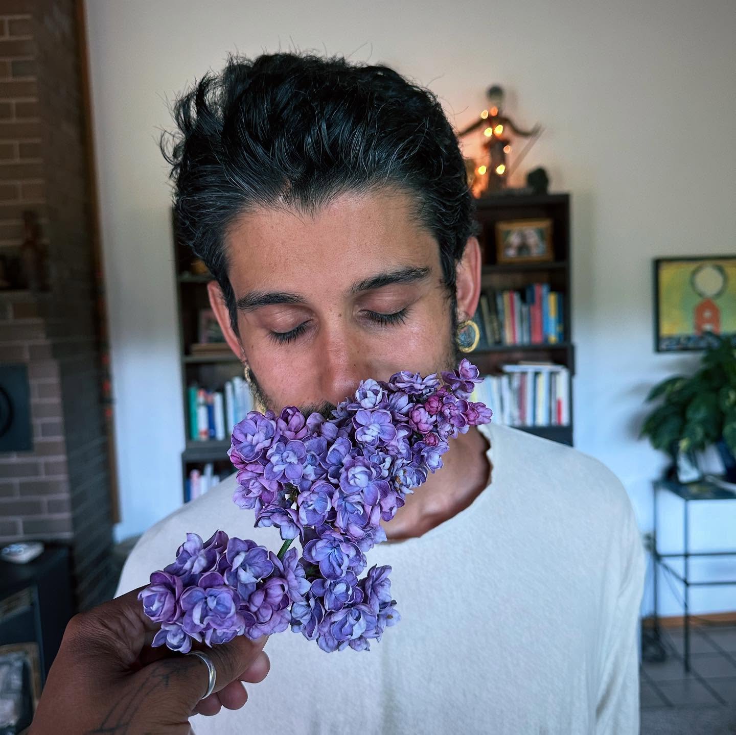 Queer Power, a random man who was really into us and his duck 🪿🏳️🌈✨