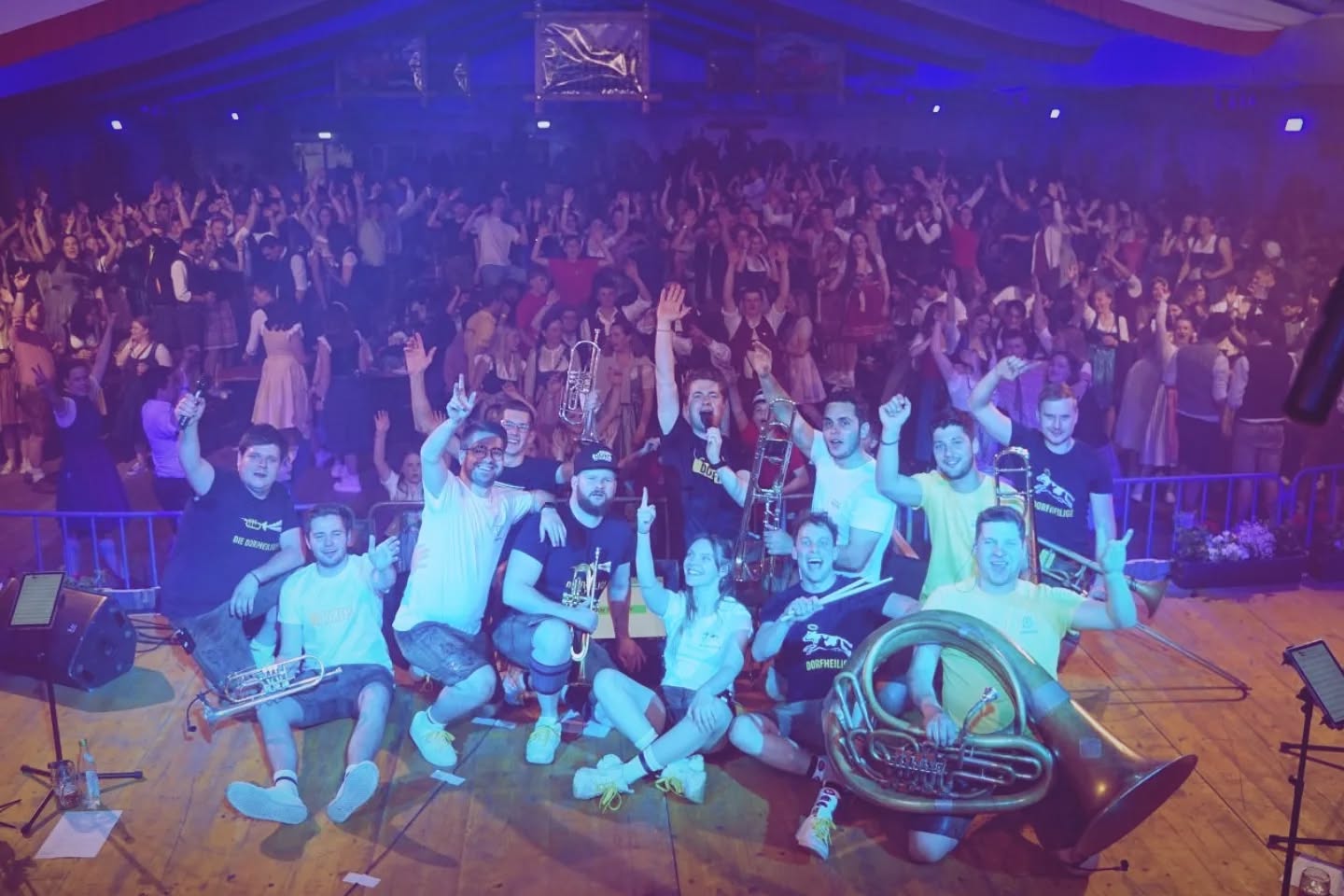 Bri-Bra-Breitenbrunn! 😍💛 Ihr wisst einfach, wie man tolle Partys feiert! Kein Wunder also, dass das Jubiläum der @ffw_breitenbrunn letzten Samstag legendär war 💪 Von den Kleinen bis zu den ganz Großen wurde wild getanzt, gesprungen und gefeiert 🍻 und wir mittendrin 👯♀️ DANKE, dass wir dabei sein durften!
Wer nicht dabei war (oder sich nicht mehr erinnern kann), kann den Abend nochmal hiermit rekonstruieren. Vielen Dank an dieser Stelle an @markuszwing für die mega Bilder 📸
Für uns geht's jetzt in eine kleine Pause, bevor es am 7. Juni beim legendären BZO der @musikkapelle_kirchhaslach weitergeht. Wer's kaum noch erwarten kann, kann sich schon jetzt Tickets besorgen 🎫 Auf geht's! 🚨