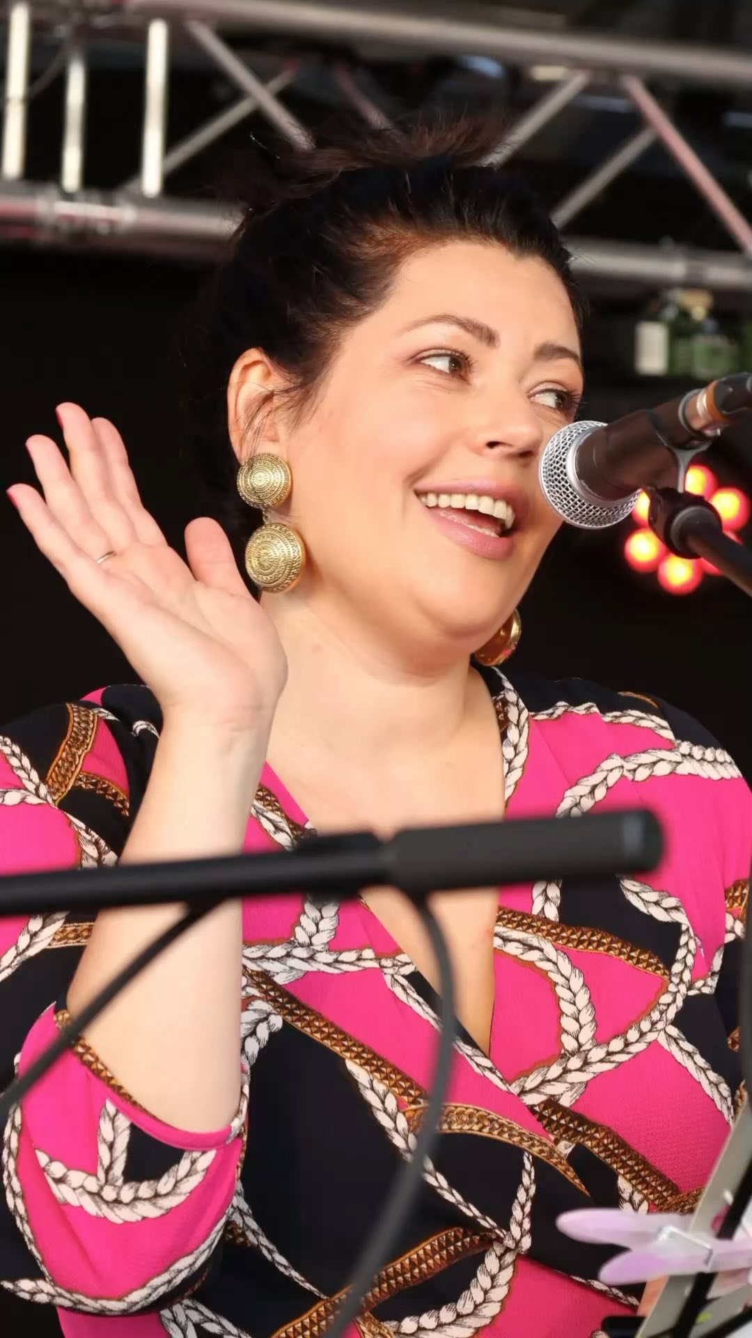 🎶 Einladung zum SchwarzKatz-Konzert 🎶
Liebe Freundinnen und Freunde von SchwarzKatz,
endlich ist es wieder so weit: Wir starten in die neue Saison – mit einem besonderen Konzert, das wir selbst für Euch organisieren. Lasst uns gemeinsam einen Abend voller Musik, Atmosphäre und Begegnung erleben!
📍 Alle wichtigen Infos auf einen Blick:
🗓 Wann: Freitag, 6. Juni 2025
🕗 Beginn: 20:00 Uhr (Einlass ab 18:30 Uhr)
📍 Wo: Griechisches Restaurant “Athos Pallas”
Friedenheimer Str. 27, 80687 München
🚋 ÖPNV: Haltestelle Agnes-Bernauer-Str. (Tram 19 / Bus 130)
🎶 Was Euch musikalisch erwartet:
Unsere musikalische Heimat ist Europa – das heutige ebenso wie das alte osteuropäisch-jiddische. Doch wir schauen auch gern über den „Großen Teich“ und das Mittelmeer.
Es erwartet Euch eine klangvolle Reise durch Klezmer, Balkan, Tango, Swing und Weltmusik – mit Eigenkompositionen und liebevoll arrangierten Klassikern. Mal bittersüß, mal virtuos, mal verspielt – aber immer ganz SchwarzKatz.
🥘 Verzehrbon & Anmeldung:
Zur besseren Planung bitten wir Euch um Anmeldung.
Ihr erhaltet einen Verzehrbon im Wert von 10 €, den Ihr vorab per PayPal an natallja.mlller@t-online.de überweist – und dann am Abend einfach bei Essen oder Getränken einlöst.
(Wenn Ihr schon wisst, was Ihr essen wollt, gebt es gern gleich bei der Anmeldung mit an.)
🍽 Speisekarte für den Abend:
Gyros vom Drehspieß mit Tzatziki, Tomatenreis & gemischtem Salat -17,50
Frittierte Sardinen mit Tarama, Tagesgemüse & Salat - 17,90
Ouzo Mezes (kalte & warme Vorspeisen) mit Pitabrot - 15,50
(In Ausnahmefällen ist auch à la carte möglich.)
📧 Anmeldung & PayPal an:
natallja.mlller@t-online.de
📱 Mehr von uns:
Instagram: @schwarzkatz_band
(inkl. YouTube-Link)
Wir freuen uns auf Euch – tanzt, lauscht, träumt mit uns und werdet Teil eines besonderen musikalischen Abends.❤️🔥
Herzlich,
Eure SchwarzKatz 🐈⬛
#konzertinmünchen #swing #jazz #band #klezmer