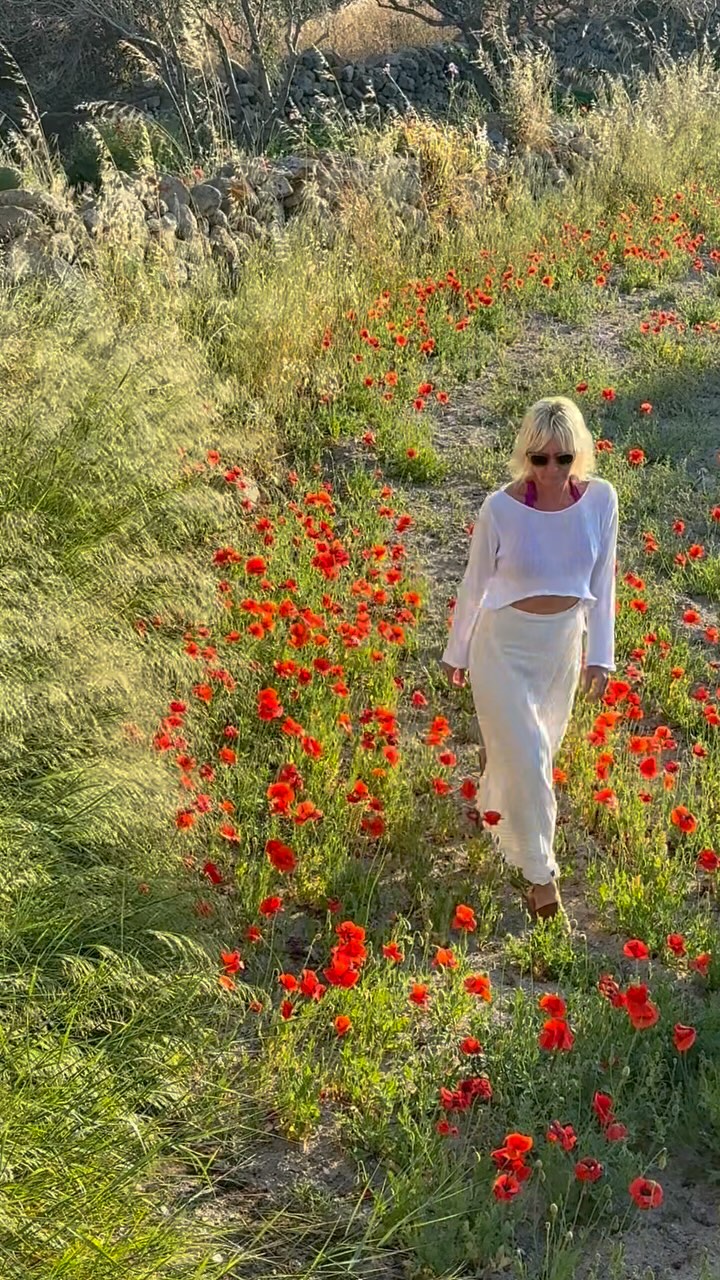 When you’re driving on the backroads of an island in Greece and a field of bright red poppies takes your breath away 😍
🎥 @mrhardy
.
.
.
.
.
.
.
.
#milos #greece #greekisland #mothernatureswonders #greecetravel #travelphotography #thispreciouslife