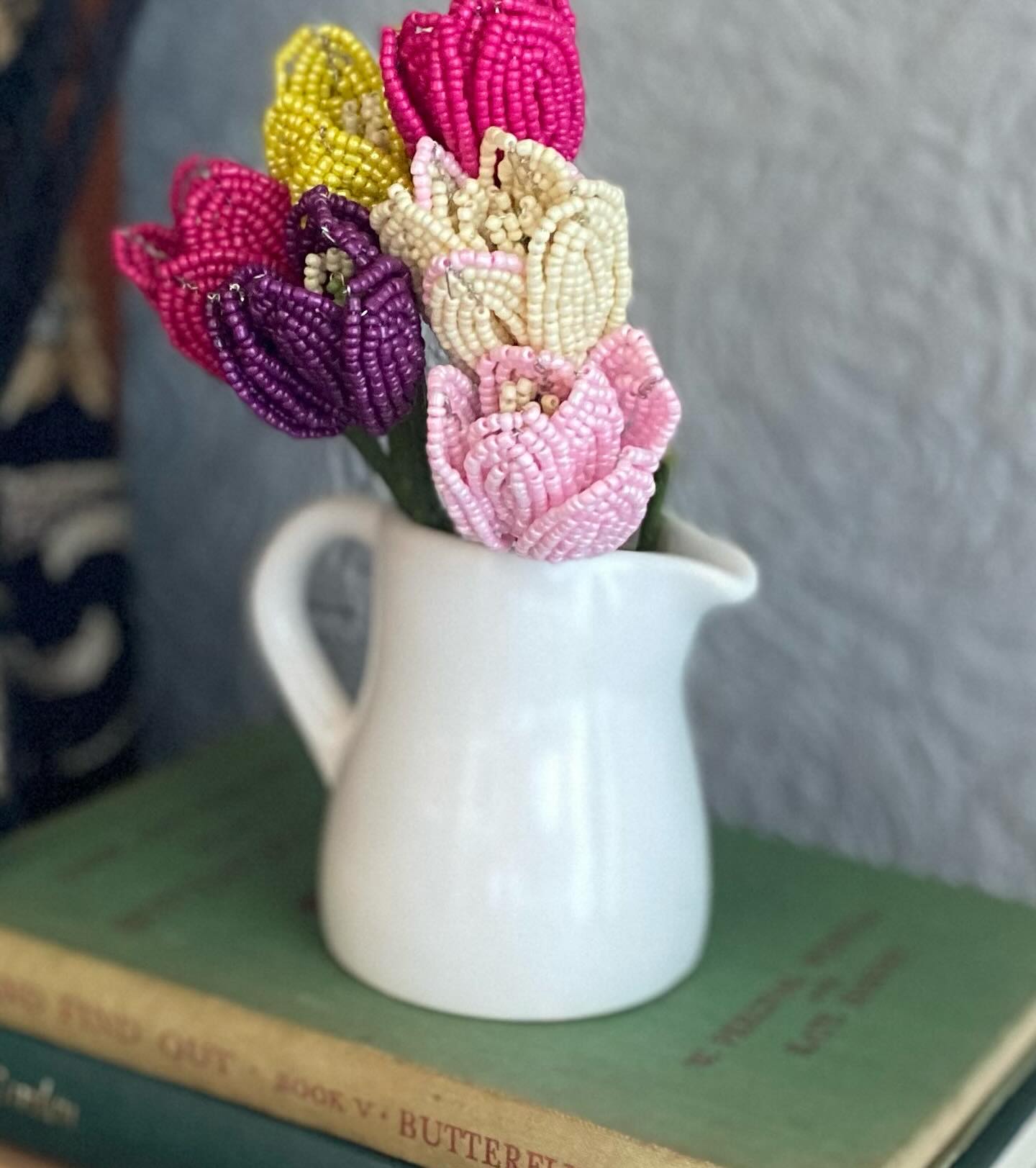 Tulips are part of the lily family, and come in almost every colour you can think of. My pretty little bunch here is full of pinks, purples and yellows. Once you have the tulip pattern from our bead craft kit (which includes deep pink and yellow beads), you can go on to make them in your favourite colours.
#tulip #tulip #tulipflowers #beadedflower #beadedflorals #beadflower #thebeadedgarden #bunchoftulips #beadcrafts #beadart #beadartist #beadwork #craftkit #craft #crafts #craftastherapy