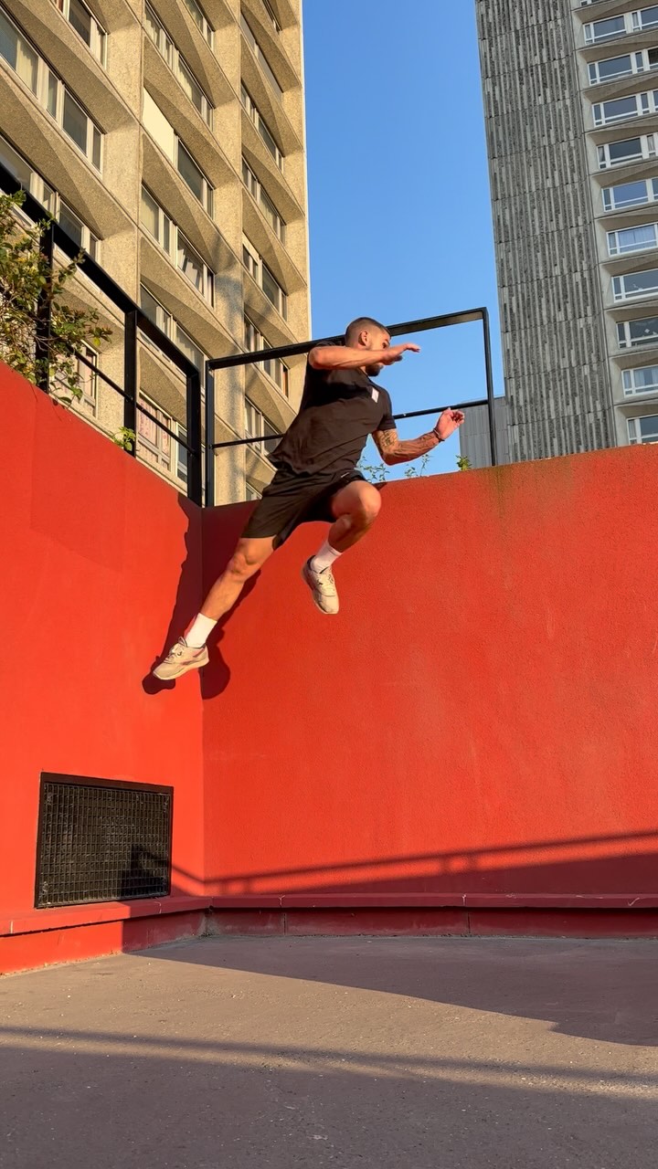 Extrait d’une séance d’entraînement du groupe avancé avec @thomas_mgn à la démo 🤜🤛
Une petite vibe old school dans dans certains mouvements 😎
#parkour #parkourparis #pkp