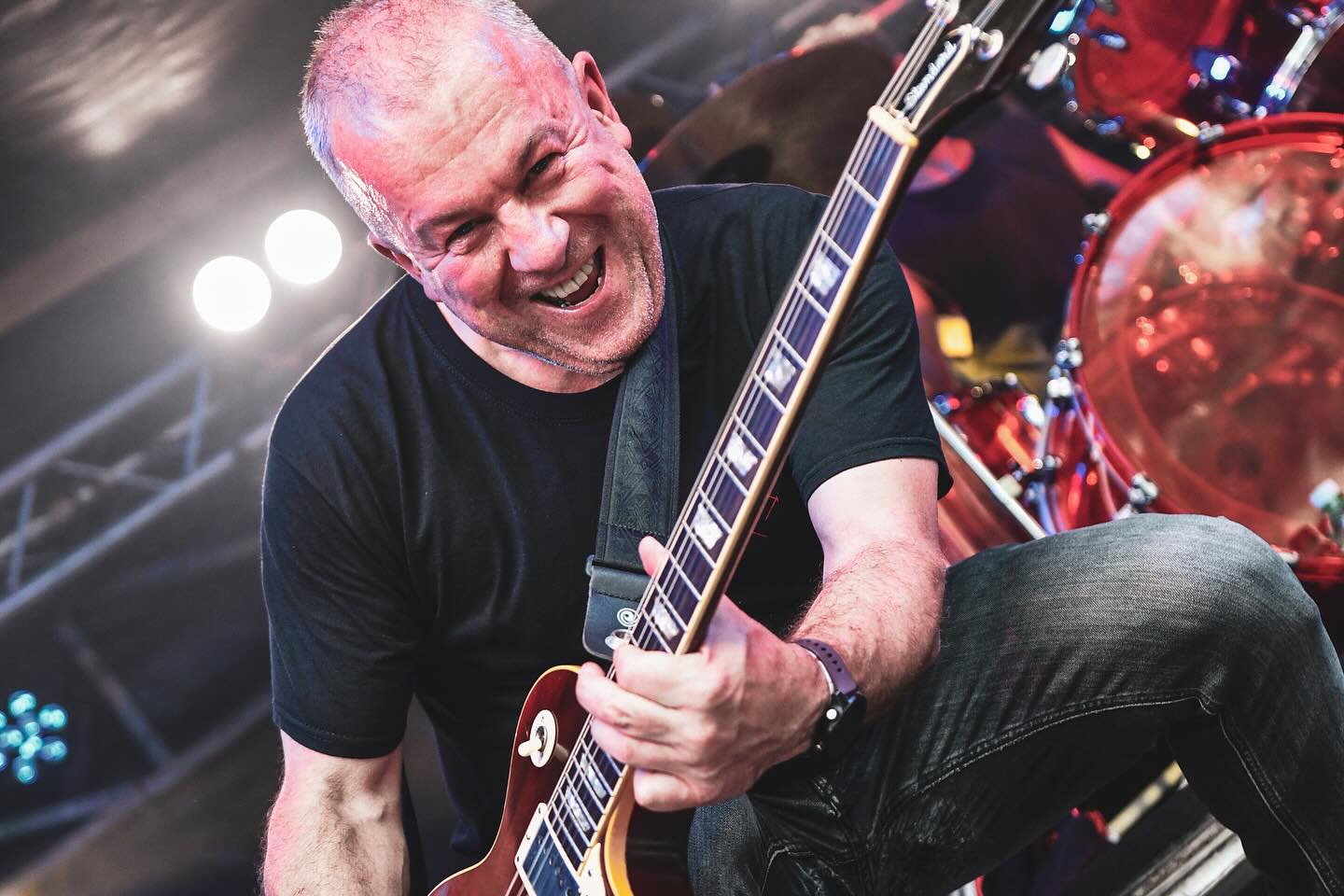 MILA ESKER ERMUA eta VERTIGO ROCK! 🔥🔥🔥
Itzel atzo Ermuan ospatzen den Vertigo Rock-en! Giro eta ikuslego aparta!
Eskerrak eman jaialdi hau aurrera ateratzen duen jende guztiari, hain era xumean egiten duzuen lanagatik. Baita gure kontzertura bertaratu zineten guztioi ere! Gora zuek!
¡Impresionante ayer en el Vertigo Rock que se celebra en Ermua! ¡Gran ambiente y público!
Agradecer a toda la gente que saca adelante este festival de una manera tan humilde. ¡También a todos los que os acercasteis a nuestro concierto! ¡We love you!
Hurrengoak/Siguientes
05/17 Donostia @ @dabadabass
06/06 Bergara @ Plaza (Jaiak)
06/20 Eibar @ Untzaga Plaza (Jaiak)
07/18 TBA (Jaiak)
09/05 Artea @ Plaza (Jaiak)
tickets www.kokein.com
📸 @eideriturriaga