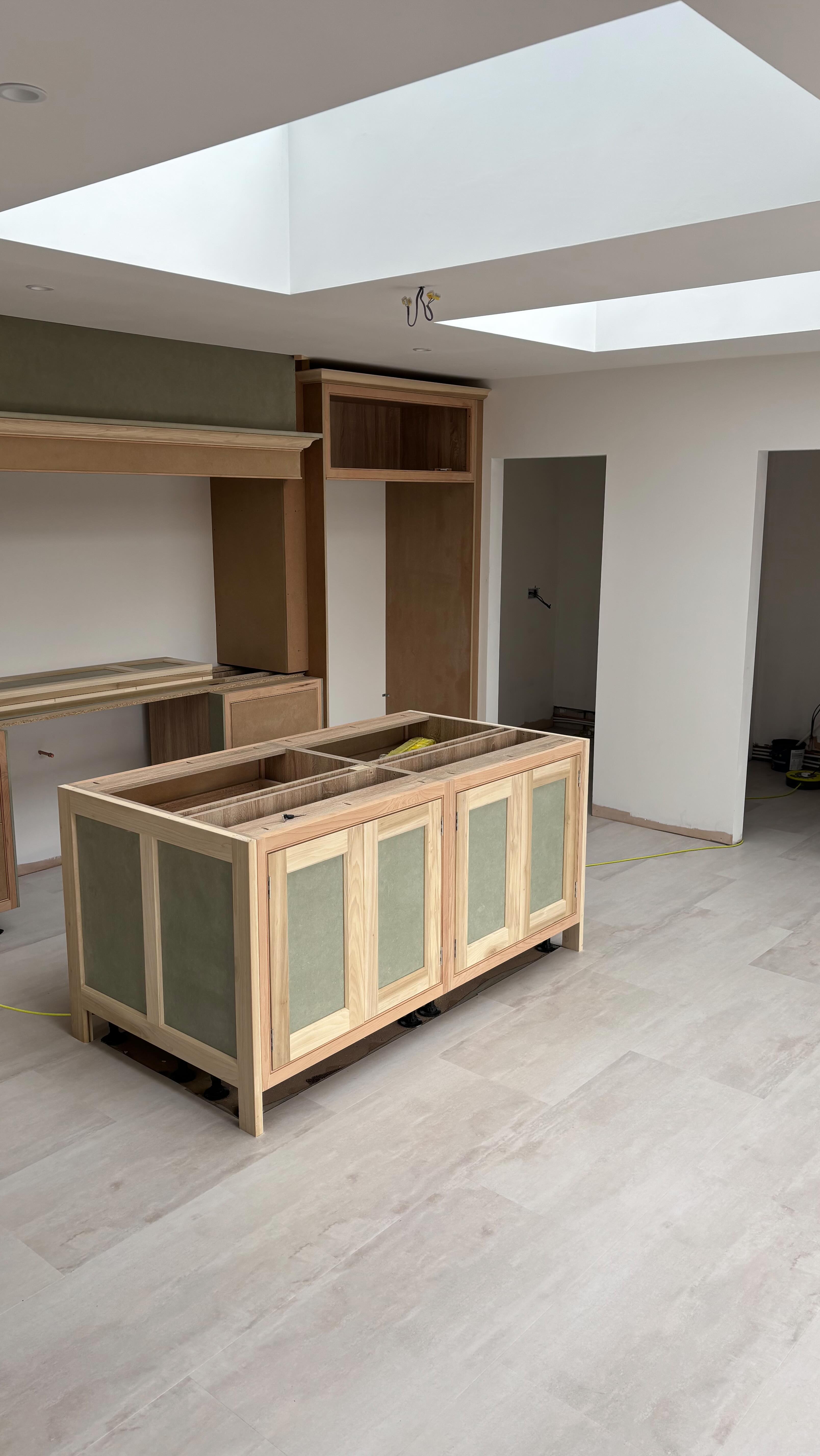New kitchen and utility extension screeded and fitted with @polyflor_home expona Bister large tiles. Really gives an elegant finish to a stylish kitchen ππ»ππ»π₯
#manchesterhomerenovation #manchesterfloorlayers #manchesterlvtfloor #parquetflooring #herringbone #hallwayflooringideas #karndeandesign #manchesterkitchenfitter #manchesterfloorfitter #screed #polyflor