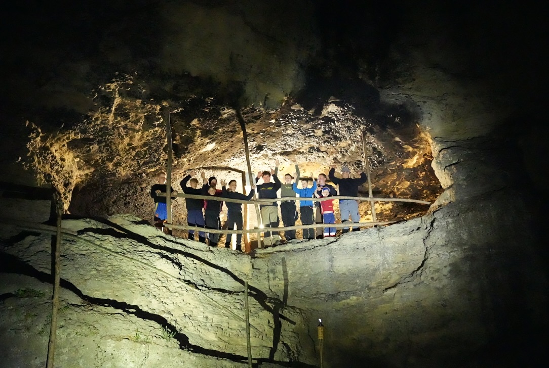 Das Wuchenend het s Blauring- und s Jungwachtweekend stattgfunde, mir hend zemme zwei sehr erlebnisriichi und spannendi Täg dörfe verbringe. D Jungs hend i dene zwei Täg dörfe e Höhli erkunde und glernt wie meh kletteret. Während dem d Meitli d Fuesballwise gstürmt hend und zemme mit de Lillifee uf de Insel Mainau e entdeckigs Tour gmacht hend.🧚♀️🔥🏕️🍕 #jungwacht #blauring #lillifee #höhle