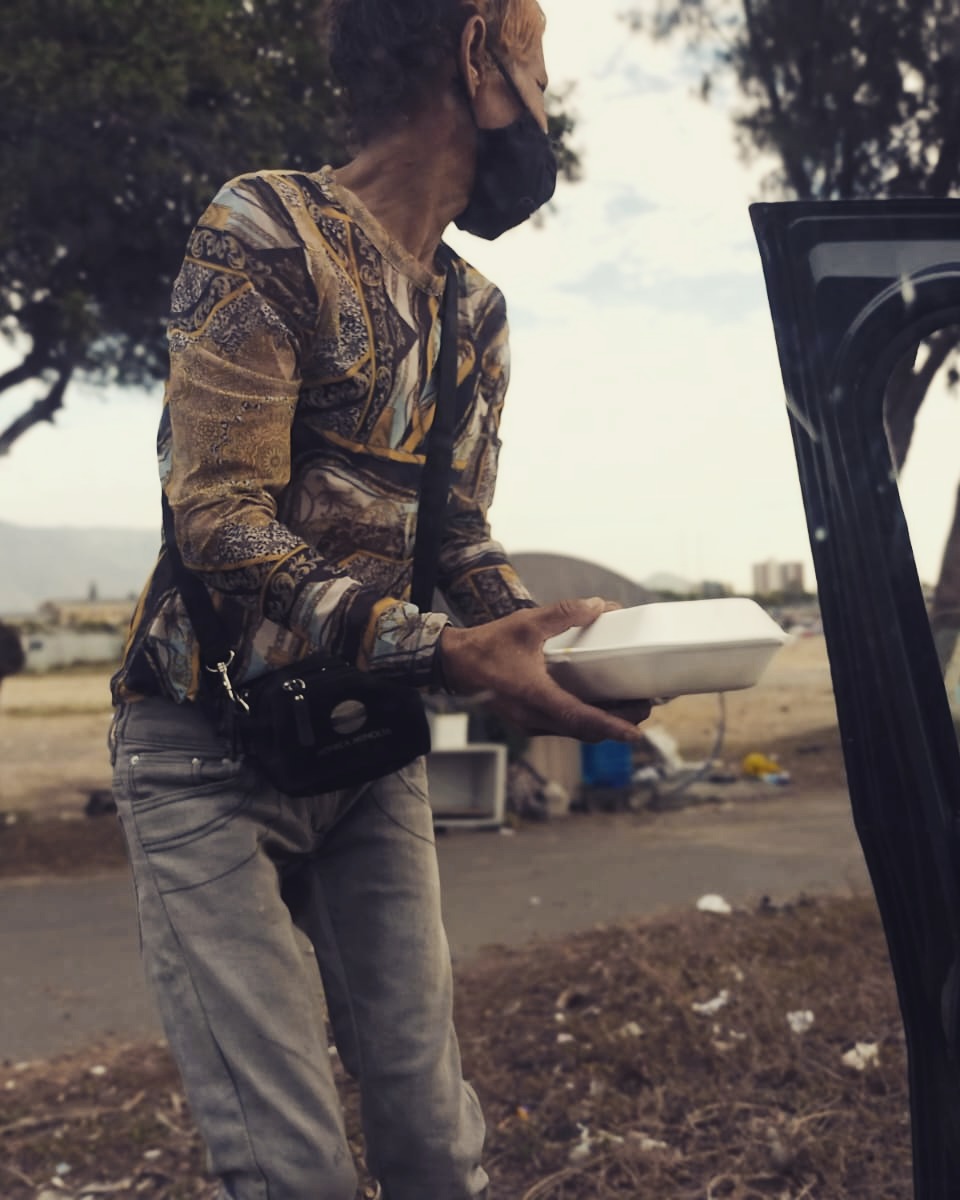 🍛✨ A warm meal. A warm heart.
It’s more than food — it’s dignity, it’s love, it’s hope served hot.
Today we shared ready-made meals with our Cape Town community, and every bite was received with gratitude, smiles, and sometimes even tears.
Some haven’t had a proper meal in days.
Some just needed to feel seen.
This is what Themba looks like.
This is Themba Hub. Hope, served daily.