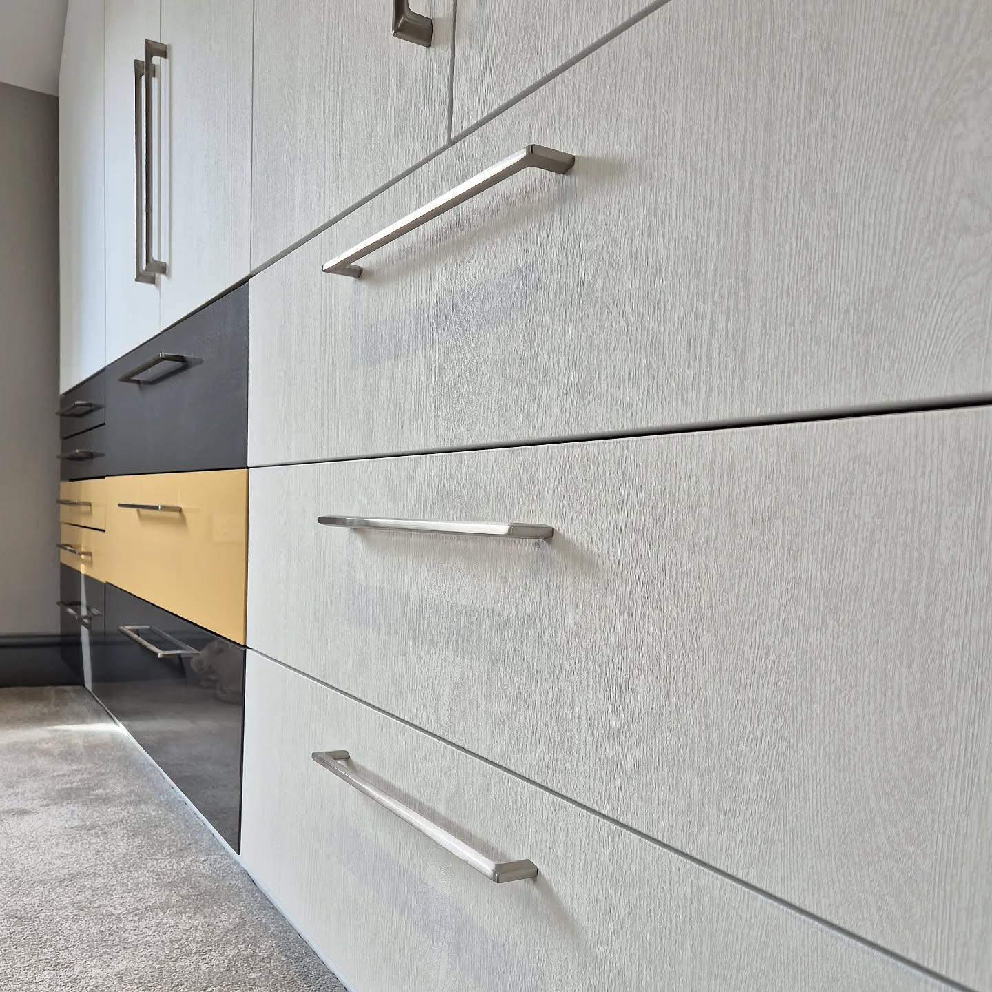 @_architextural @coverstyl NF17 refaced built-in wardrobe.
*Picture taken during installation
#bristolinteriors ##interiorwraps #interiordesign #redefine #woodgrain #bristolinteriorwrapper