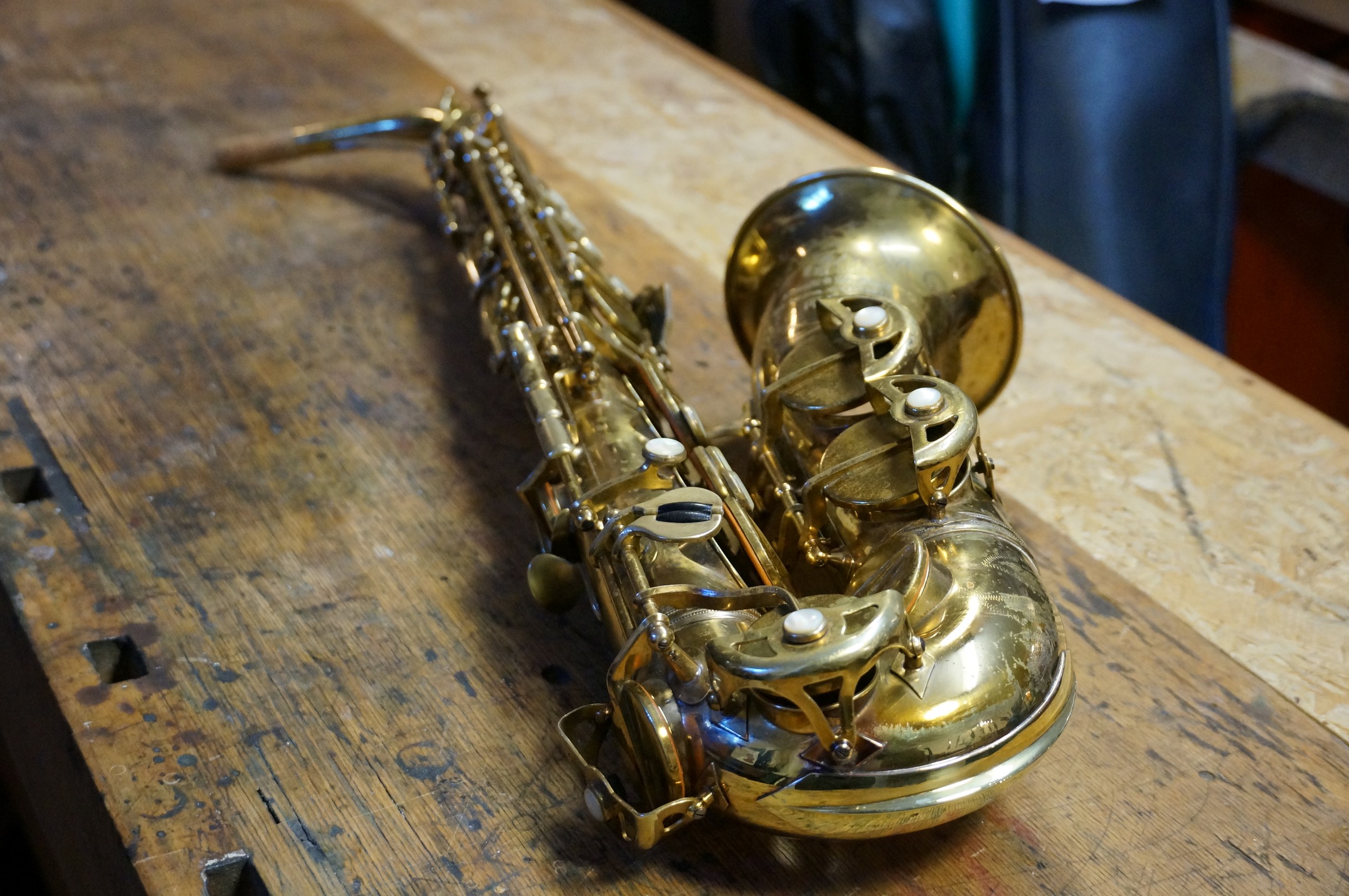 Gerade frisch aus der Überholung: ein wunderschönes SML Rev D Altsaxophon aus 1955. Ein seltenes Schmuckstück, welches jetzt wieder zum Leben erweckt wurde und nach einer Spielerin oder einem Spieler sucht.
#sml #altosaxophone #instrumentenmacher #saxophon #rixdorf #handwerkerberlin #wildwoodwind #beautyful #