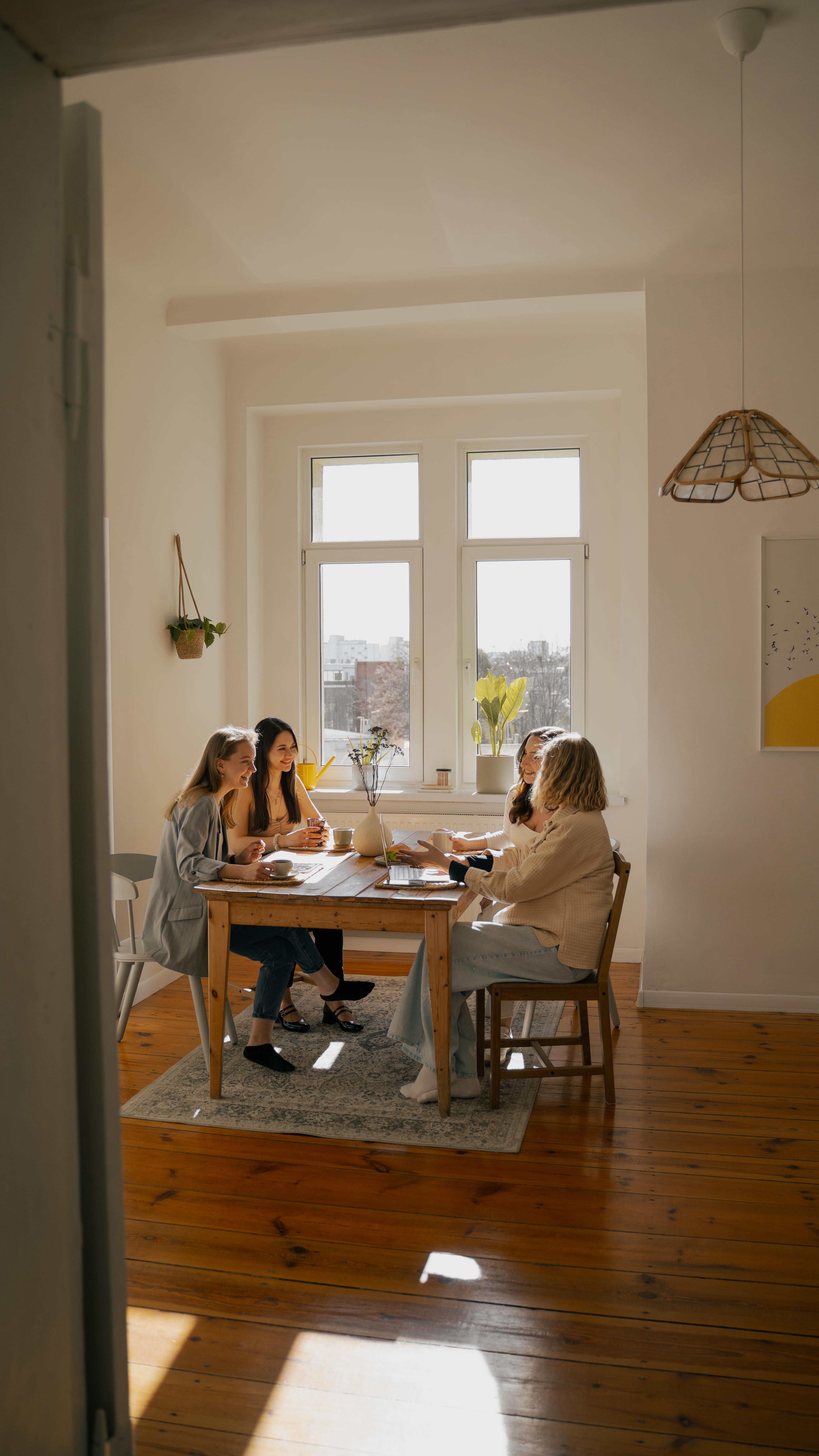 WANILIA 💛 to wyjątkowa przestrzeń na wynajem w tej samej kamienicy co FACHstudio, piętro wyżej — na 2 piętrze 🔝
@wanilia.bydgoszcz powstała, bo zauważyliśmy, jak wielu z Was - naszych klientów FACHstudio - szukało miejsca do pracy między sesjami lub na spokojną kawkę ☕️ Niekiedy brakowało również wolnego terminu, dlatego druga przestrzeń była dla nas idealnym rozwiązaniem do jeszcze większych możliwości - na Wasze wyjątkowe sesje, warsztaty czy ważne wydarzenia 🎂
Wanilia to przestrzeń na wynajem - do sesji zdjęciowych, nagrań wideo, na warsztaty, przyjęcia tematyczne a także szkolenia. To również świetne miejsce na spontaniczny coworking - do indywidualnej pracy zdalnej, burzy mózgów, kreatywnych projektów i kameralnych spotkań 👩🏼💻
Różne branże, różne pomysły - a wspólna potrzeba wygody, kreatywności i inspirującego otoczenia.
Wnętrza Wanilii są jasne, przytulne i sprzyjają twórczości. Jest dobra kawa i herbata, duża sofa i miękkie fotele, biurowe akcesoria, a także możliwość konfiguracji stołów aż do 20 osób 🌼
Zapraszamy do zapoznania się z naszym cennikiem, a w razie jakichkolwiek pytań - jesteśmy tu dla Ciebie i czekamy na Twoją wiadomość! 📩
NAPISZ @wanilia.bydgoszcz
______________
• WANILIA przestrzeń na wynajem
• ul. Dworcowa 73/6 Bydgoszcz
#lokalnawynajem #studionawynajem #studiowkamienicy #lokalwkamienicy #coworking #coworkingbydgoszcz #waniliabydgoszcz #miejscepracytworczej #sesjazdjeciowa #fotografbydgoszcz #bydgoszcz