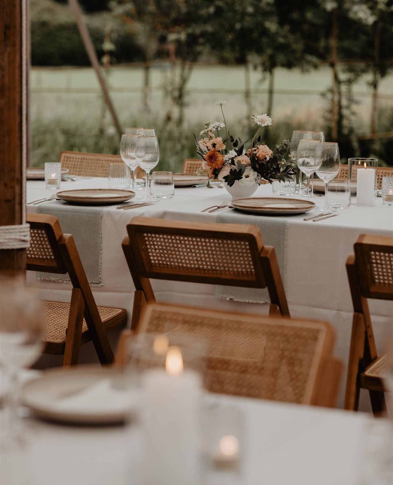 Uit het leven gegrepen situaties waarom je een weddingplanner nodig hebt - deel 1.
In de lente en zomer van 2024 regende het. Veel. Ik heb welgeteld op één huwelijk niét het regenscenario moeten gebruiken. Dat betekende soms dat de ceremonie naar binnen moest verplaatsen, dat er niet in openlucht gegeten kon worden, dat ik parapluutjes moest voorzien voor de shoot.
Maar de grootste horror was dat voor het huwelijk van C&D de leveranciers niet aan de tent konden leveren, omdat het pad naar de tent zo onder water stond dat de vrachtwagens zich vastreden. Dus alle tafels, stoelen, borden, glazen,... (basically alles wat je op de foto ziet en veel meer) moest met de hand (oké - met een bolderkar) van vooraan op het domein tot aan de tent gebracht worden... En na het feest weer terug. Zie je jezelf dat al doen tijdens je huwelijksweekend? 😏
Foto @anneleenjegers
Bloemen @blombloem
Rentals @wonderrentals