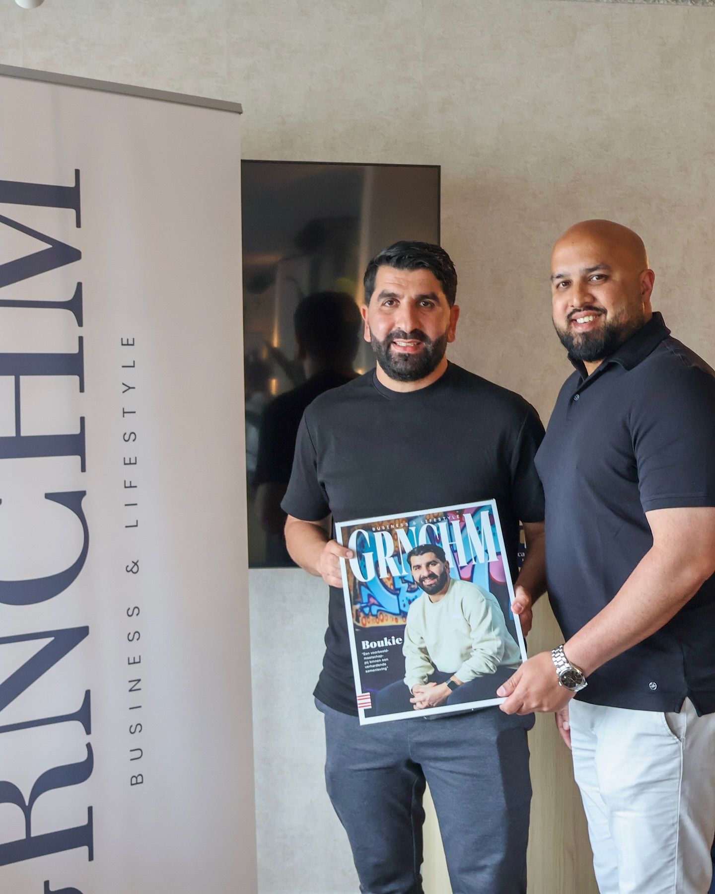 Afgelopen week waren wij aanwezig bij de feestelijke lancering van het GRNCHM-magazine. Met trots zagen we Mohamed Boukrouche op de voorpagina schitteren!
Tijdens het event werd hij geïnterviewd door Henry Wessels en vertelde hij over zijn levenspad en het werk dat we met Stichting Boukie doen voor de buurt. We namen ook de kids mee, want dit verhaal is óók voor hen.
Dank aan het Gorkumse bedrijfsleven voor het helpen opbouwen van onze plek. En aan GRNCHM voor het podium.
Lees het hele verhaal op onze website!
#grnchm #gorinchem #Stichtingboukie #blogpost #onsverhaal