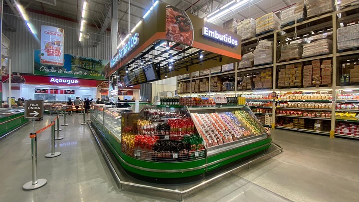 Obra PAF (Padaria, Açougue e Fatiados) com 439 M² realizada internamente no Supermercado Atacadão localizado Avenida Alziro Soares, Nº 400, Núcleo Micro Industrial Presidente Wilson, CEP: 06.602-000, Jandira/SP.
Execução de novos ambientes conforme novo layout e usos definidos, incluindo construção de câmaras frias. Nos serviços foi contemplado demolição, escavação, concretagem, impermeabilização e acabamento de piso, troca de revestimentos, pintura e adequação dos sistemas de elétrica, hidráulica, hidrossanitário e incêndio para atender novas áreas.