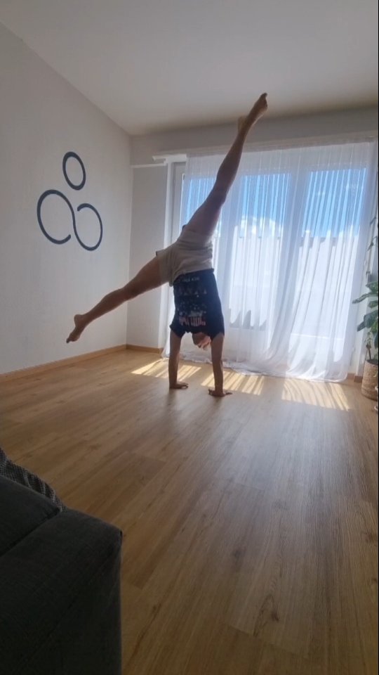 Some snippets out of my today's practice!
It's fun to be back in the game🕺
Lately I am taking a more playful approach towards my handstand practice and I kind of like it😺 However said that, I also feel that my handstand practice depends a lot on what season of my cycle I am in. I have learnt, that my body is not constantly able to perform at the same level throughout the month. Knowing where I am at in my cycle helps me a lot in many ways. Also in setting expectations to myself and knowing that some days everyone I do works out and I feel strong and other days I am just not feeling as strong as others and could cry if things don't work out the way they do during other seasons. And you know what that's completely fine with me. After all I am a living being, constantly moving and changing with the seasons. I embrace it, what about you? What's your experience?
#handstand #cycle #menstruation #handstandjourney #züri