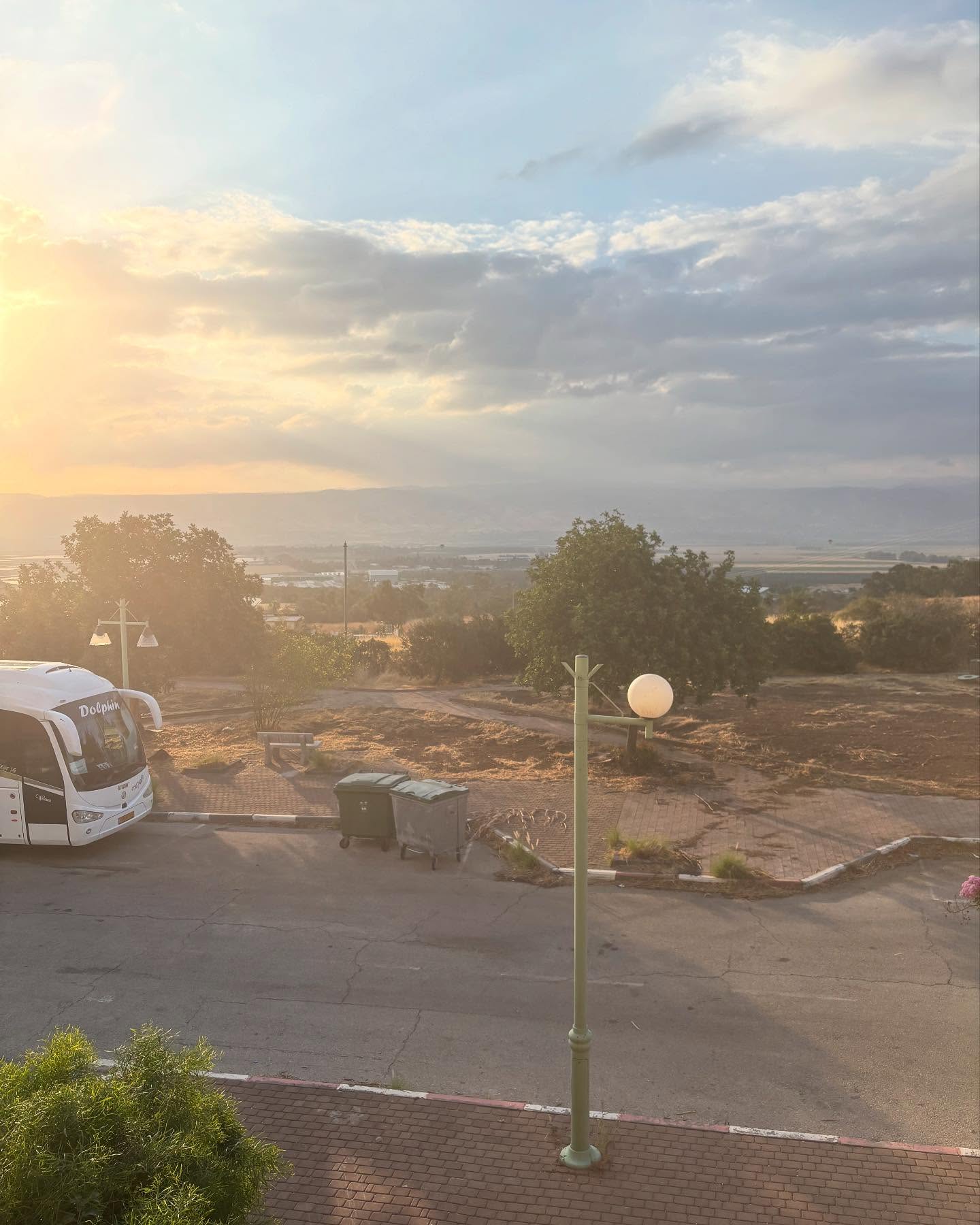 בטיול שנתי שני תלמידים מגלים שהמדריך שלהם הומו
——————— בדרך שונה זה מזה ———————
הראשון, בעלייה של נחל עמוד.
יש שלב שבו יש מעקה לתמיכה. אני, המדריך, אמרתי:
“מי שרוצה דרגת אתגר גבוהה יותר – שינסה לעלות מבלי לגעת במעקה”.
אני עולה, מבלי לגעת במעקה. מאחוריי עולה תלמיד כיתה ט’, גם הוא מבלי לגעת במעקה.
שנינו מסיימים את העלייה בהצלחה, והוא צועק לאחרים שמאחוריו:
“מי שנוגע במעקה הוא הומו!”
הבנים מאחור צוחקים.
ואני משנס את עצמי אליו ואומר לו:
“רגע, רגע, לא הבנתי. איך זה יכול להיות? אני לא נגעתי במעקה, ואני גם הומו – זה לא מסתדר…”
הנער לרגע מבולבל, לא מבין מה אני אומר לו. אחרי כמה שניות, אחד הבנים לוחש לו:
“המדריך כנראה הומו…”
ביקשתי שוב שיסביר לי איך זה יכול להיות.
הוא מלמל משהו.
ואז אמרתי:
“אל תהפוך את מי שאני – ועוד אחרים – לקללה. בסדר?”
הוא ענה: “זו לא קללה, זה דרך חיים.”
פירצפתי ואמרתי: “זה גם לא דרך חיים, ולא עוד סיסמה ששמעת – זה פשוט מי שאני.
כמו שאתה פשוט מי שאתה, עם שיער בדיוק כזה…”
(הייתה לו בלורית יפה על הראש).
השני, ממש לפני סוף העלייה בנחל עמוד.
ניגש אליי נער אחר מאותה כיתה, ושאל אותי – באותו מסלול בדיוק:
“תגיד, אתה נשוי?”
עניתי שכן.
המשיך לשאול: “אתה נשוי לגבר או לאישה?”
נפעמתי מהשאלה הכל כך מנומסת ומאפשרת הזו –
אמרתי שאני נשוי לגבר.
הוא אמר: “ידעתי! הייתה לי תחושה. יש משהו בגישה שלך שמעביר ‘גיי וייב’.”
עפתי על האמירה הזו שלו.
שאלתי אותו: “אתה משלנו?”
ענה: “לא, אני סטרייט, אבל יש לי חברים טובים שהם גייז, ואני אוהב אותם.”
הסתיים הטיול.
חזרתי הביתה, ונשארתי עם שני הנערים האלה בראש.
הראשון – הזכיר לי את מה שאני כבר יודע וזוכר כנער
ולשם מה אני ממשיך עבורם כדמות חינוכית.
והשני – הזכיר לי את כוח ההתמדה שנותן לי תקווה.
שהשינוי אכן קורה, ולא ביום אחד.
אז מה מיוחד כל כך, ולמה מגיע לזה פוסט?
כי הצלחתי – לראשונה בחיי,
באותו נושא ובאותו מקום
גם לפגוש את הכאב שלי
וגם את התקווה שלי