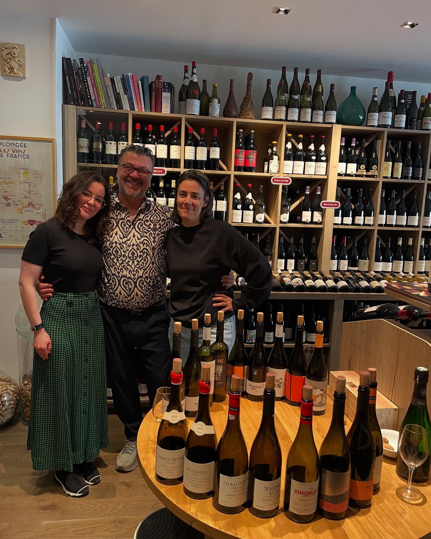 Une première semaine de dégustations des vins grecs aux nouveaux millésimes et nouvelles pépites de nos vignerons avec les cavistes et bistronomes parisiens Un grand merci aussi à mes collaboratrices Véronique et Sarah des messagers du vin!