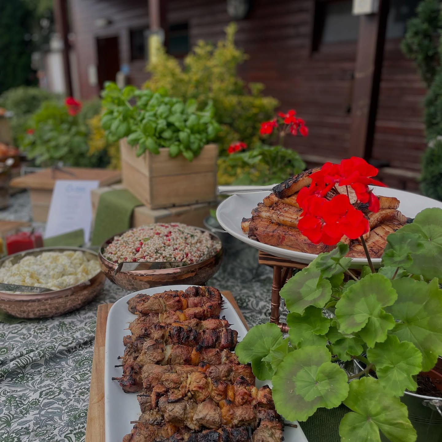 In case you missed it, London is in sunshine mode!
☀️☀️☀️
Time for cold drinks, sumptuous salads & BBQ favourites.
Are you with us?
#bbq #londoninthesun #eventcatering #summervibes #mondaymotivation #springhassprung #londonevents #outdoorevents #networking #celebration #bespokeevents #cheers