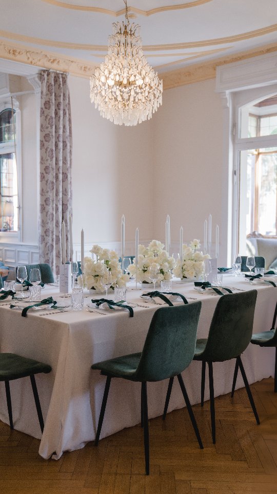 A small guest list means more time with the people who matters the most! 🤍
Im wunderschönen Ambiente der @hohnervilla haben sich L&S an ihrem Tag im kleinen Kreis von ihren Liebsten feiern lassen. ✨️💍
Small, intimate, personal, perfect! 🍒
Weddingplanner: @laceriseweddings
Location: @hohnervilla
Blumen und Dekoration: @gluecksmoment.deko
Fotografie/ Titelbild: @you_are_mine_storytelling
Portraits: @dartist2023
Catering: @genussmomentecatering