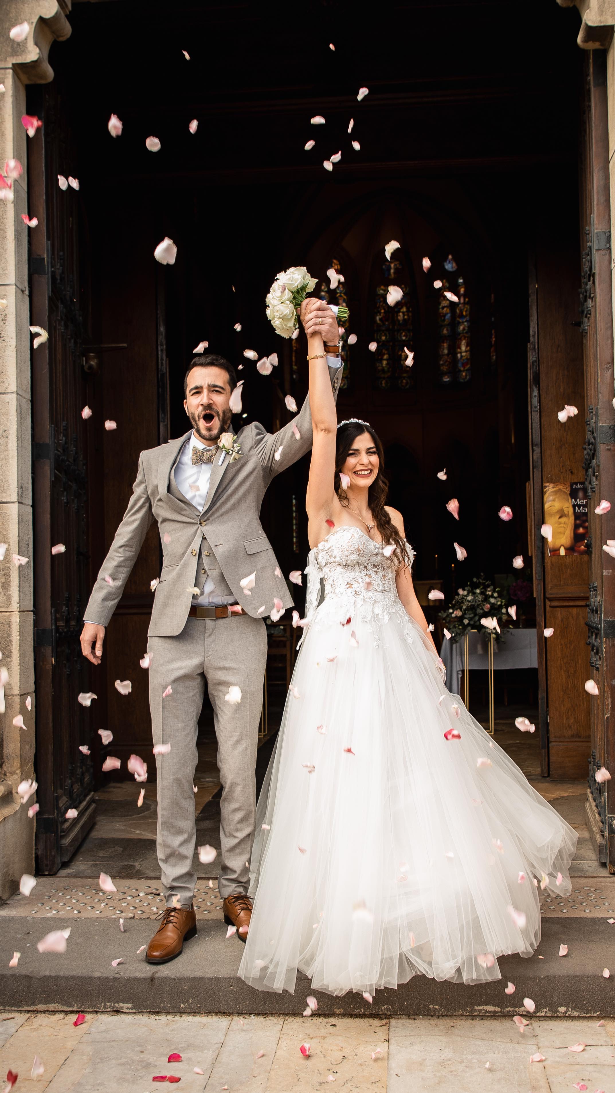 Une sortie des mariés toute en pétales de fleurs 🌸 et en portées 💃🕺 Pour le mariage ultra festif de Johnny et Myriam ✨
Réservations ouvertes pour les mariages 2026 | Booking open 2026 weddings ✨
#mariage2025 #mariage2026 #mariageloire #photographemariage