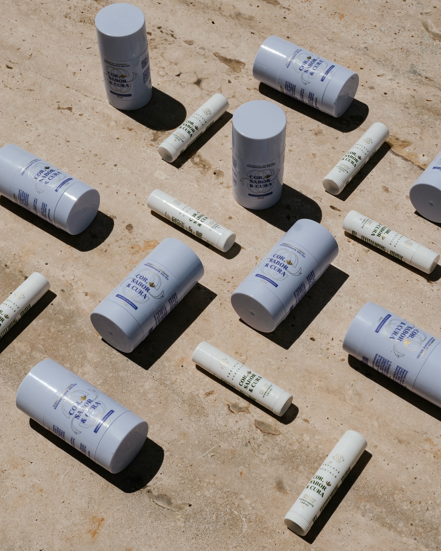 O Dia das Mães passou, mas o nosso compromisso com o cuidado permanece.
Sinta a leveza de um desodorante natural que respeita seu corpo, com ativos vegetais e livre de alumínio. E nosso balm labial, enriquecido com manteigas naturais,que te proporciona uma hidratação profunda.
Para transformar o seu dia a dia em cuidado e afeto.