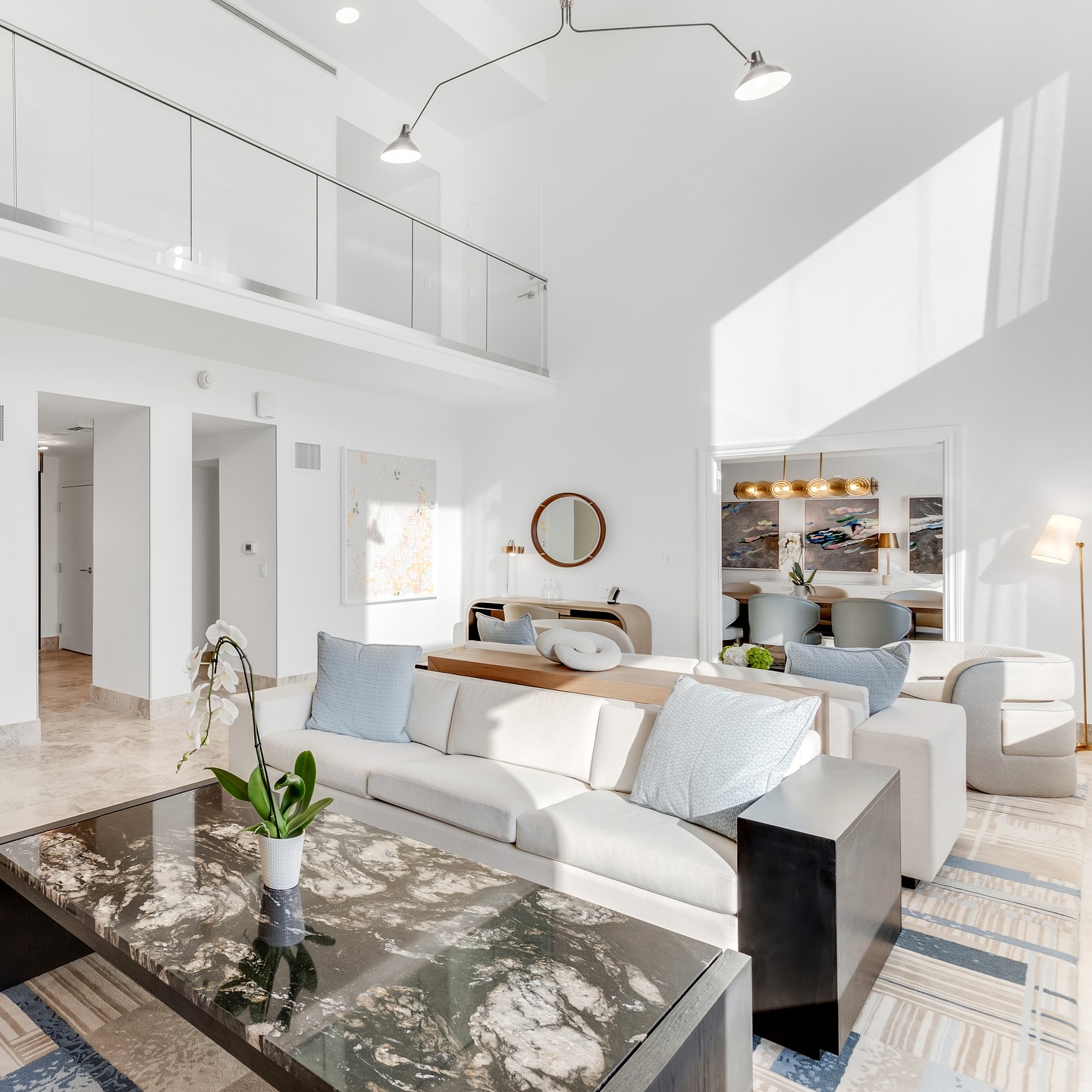 Intercontinental Miami : Luxe absolu.
Les Presidential Suites offrent une expérience unique au sommet de Miami : 2 étages de baies vitrées, salon spacieux, salle à manger privée, salle de bain spa, salle de sport personnelle et accès exclusif au Club Lounge.
La Royal Presidential Suite pousse le raffinement encore plus loin.
Un véritable ciel privé au-dessus de l’océan.
#PresidentialSuite #LuxuryEscape #MiamiViews #miami