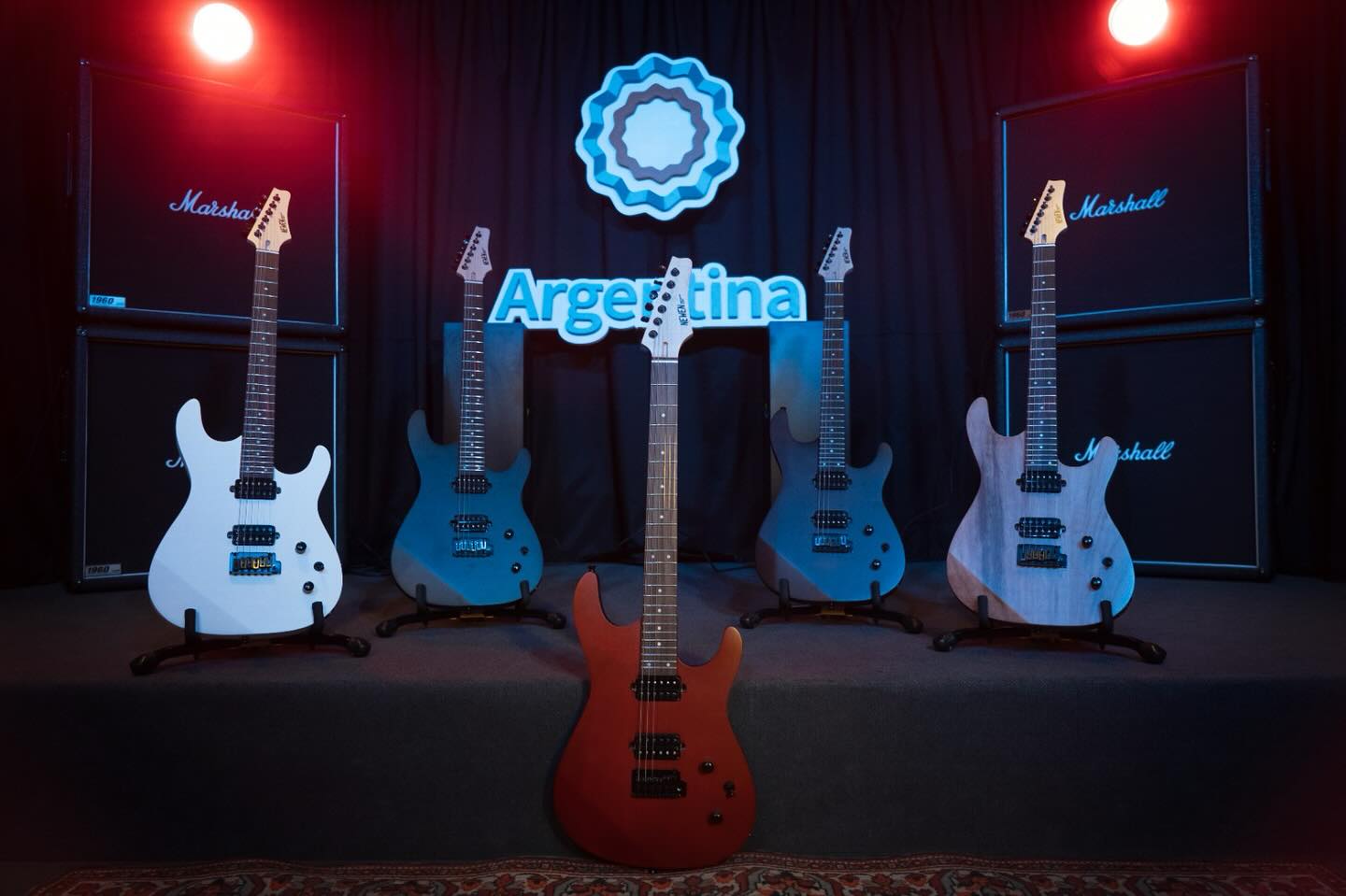 🎸✨ ¡Nueva Newen Super Strato!
Con un diseño clásico y un cuerpo sólido de Lenga Patagónica, esta guitarra ofrece un sonido potente, lleno de armónicos y un sustain excepcional. ¡Una experiencia sonora que inspira! 🎶